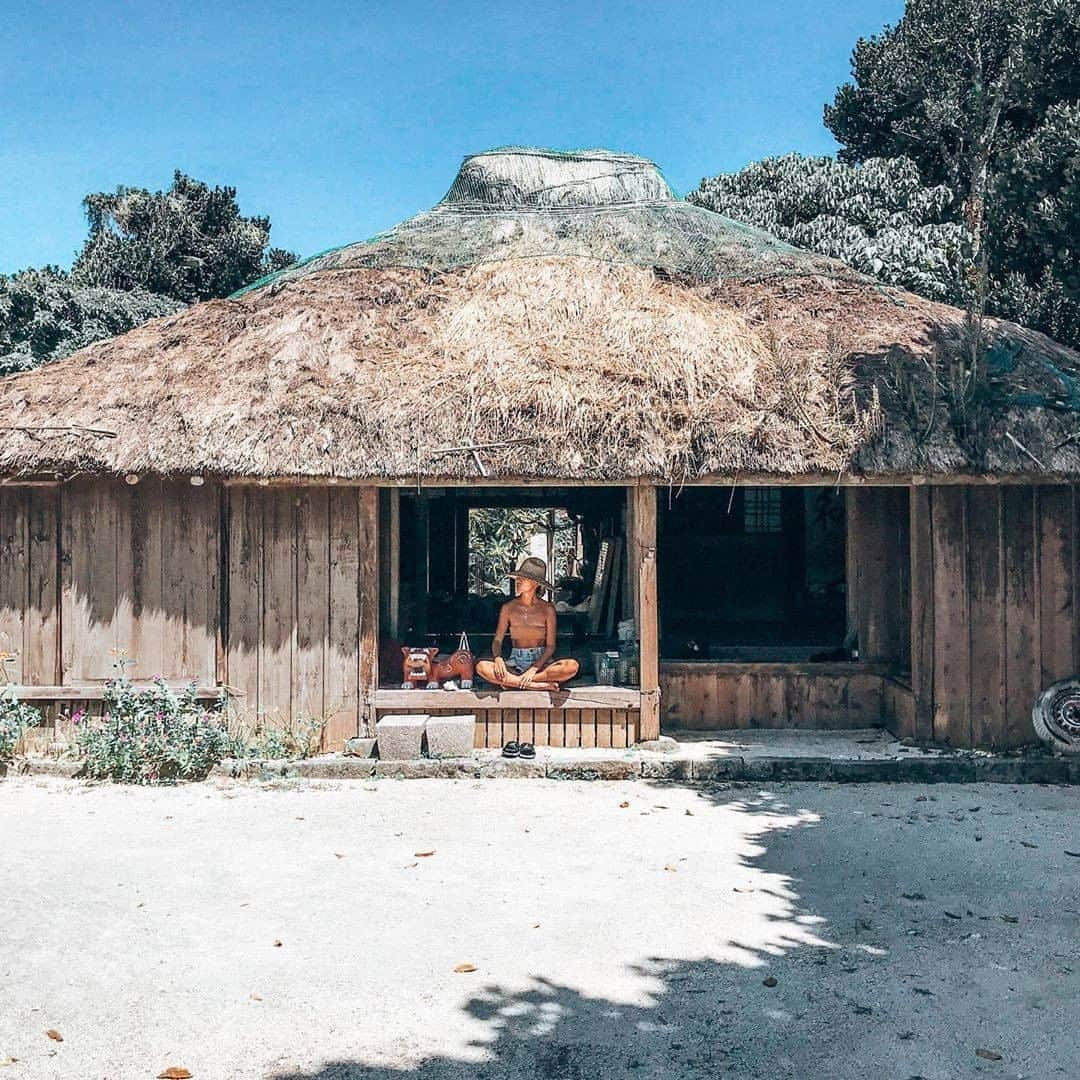 Be.okinawaさんのインスタグラム写真 - (Be.okinawaInstagram)「Speaking of Okinawa style houses, many people typically imagine the ones with red-tiled roofs. However, there used to be houses with thatched roofs. This picture is great because we rarely find such a distinctively unique house. Just imagining the history of the house, the area and the lifestyle of local people there will give you a sense of nostalgia.  📍: Baginaya, Taketomi Island 📷: @hangswithtomi Thank you for the great picture!  We look forward to welcoming you when things settle down. Stay safe! #okinawaathome #staysafe  Tag your own photos from your past memories in Okinawa with #visitokinawa / #beokinawa to give us permission to repost!  #八重山諸島 #八重山群島 #yaeyamaislands #竹富島 #다케토미섬 #古民家 #貴重 #precious #珍貴 #역사  #japan #travelgram #instatravel #okinawa #doyoutravel #japan_of_insta #passportready #japantrip #traveldestination #okinawajapan #okinawatrip #沖縄 #沖繩 #오키나와 #打卡 #여행스타그램」9月8日 19時00分 - visitokinawajapan