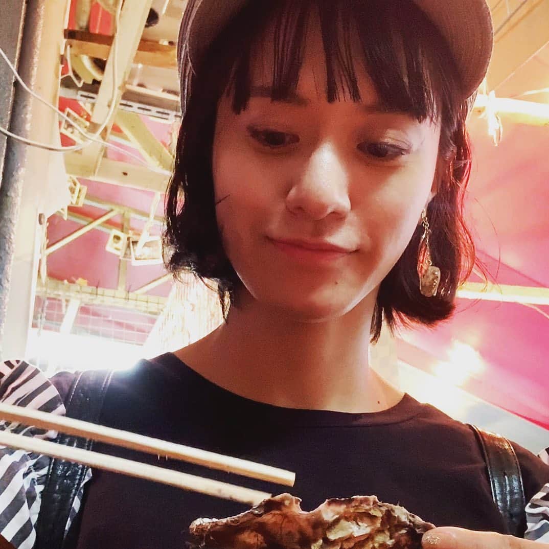 小板奈央美のインスタグラム：「生牡蠣見つめてるだけで幸せそうな、こいたチャン❤ ・ 人生で２度当たったことあるけど(めちゃ辛いよね😂) 憎めない… 奴は悪くないねん！ 大好きやねん😘 ・ ・ ・ #repost @koitanaomi.beer  私のYouTubeチャンネル #こいたチャンネル 更新しました🎥✨ ・ ・ 前回、上野動物園ルーティンをご紹介したのですが （私の趣味は動物園巡りです🐼） ・ 続きまして今回は… 【ビール女優☆こいたチャン】上野アメ横で女子１人飲み https://youtu.be/P-VRZzzFHYE （ @na0mi1003 のURLよりご覧頂けます！） ・ まさに、ここまでが私の上野ルーティンです‼️ ・ 上野アメ横は、本当1人飲みのハードルが低くて最高なんです！ しかも、美味しいものが安く食べれる！！ 最高すぎだろ！！！ ・ 是非前回の動画と合わせてご覧下さい✨ きっと上野へ行きたくなっちゃうよ🐼🍺❤️ ・ ・  #上野 #アメ横 #魚草 #立ち飲み #昼飲み  #1日1ビール #今日のビール #ビール  #ビール女優 #ビール女子 #beerstagram  #beer #craftbeer #beergirl #beeractress  #ビールの仕事おまちしてます #小板奈央美 #こいたチャン #ビール好き #ビール好きな人と繋がりたい」
