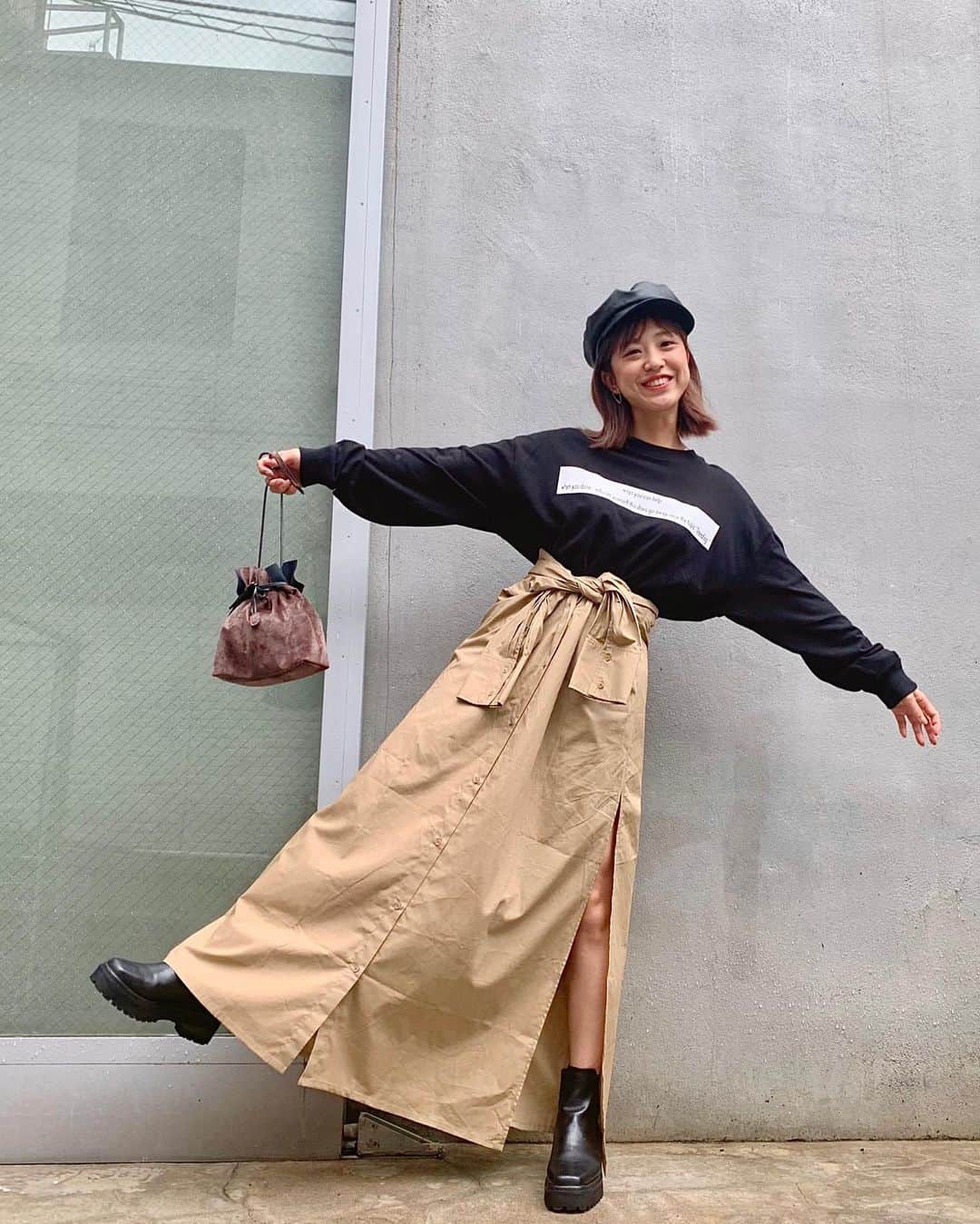 本橋優華のインスタグラム：「ロングシャツ腰巻きしても可愛い☺︎ メンズのロンT、オーバーサイズが好きです。  #tshirt#ootd#shirtdress#skirt#tshirt#hat#bag#aw#ロンT#シャツワンピ#tokyo#colony2139#beige#black」