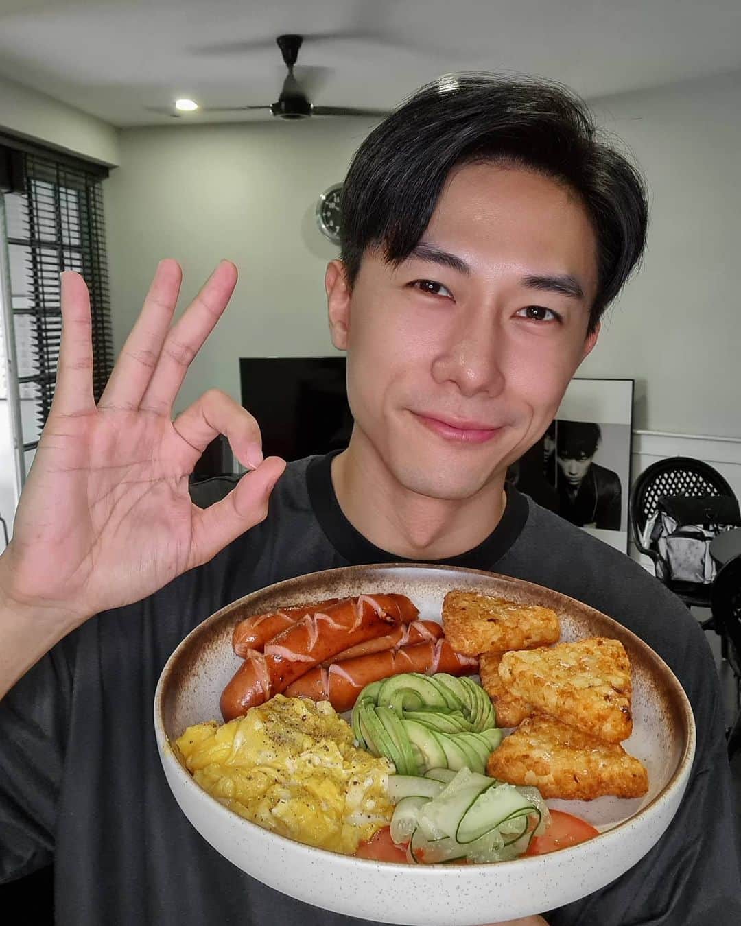 のインスタグラム：「Wanna have cafe-style brunch in the comfort of your own home? No problem! 👌 Secret: presentation makes all the difference! I recently got some fancy plates from @Lazada_sg to make home meals more pleasing or even atas!   I guess I'm getting more plates and probably some good cookware to replace my old ones because Lazada’s 9.9 LazMall Big Brands Sale is here with best price guarantee!   Go to Lazada app to cart and buy now. Link is on my bio!  P.S. Oh ya.. you need a good chef too. Anyone wanna hire me? 👌   #lazadaxmediacorp #LazMall99BigBrandsSale @Lazada_sg」