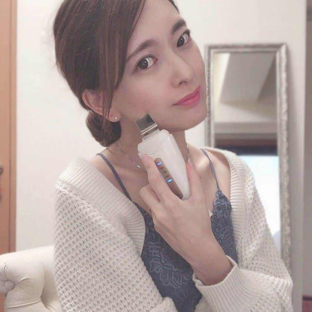 菊池かなこのインスタグラム：「. ウォーターピーリング LALA AQUA を使ってみました☺︎ . これひとつで機能がたくさん！ ✔︎超音波角質ケア＋イオンクレンジング ✔︎ 超音波+イオンモイスト ✔︎ 超音波+ＥＭＳ . 角質のケアからクレンジング、 超音波でのEMSもしてくれるってすごい🤭 美容液の吸収やマッサージ効果も、 . 角質が柔らかくなるお風呂の中で 湯船に浸かりながら使ってます✨ . 肌のごわつきが無くなって リフトアップされてるのがわかった✨ . 肌調子良くなったのでおすすめ✨ . . ୨୧┈┈┈┈┈┈┈┈┈┈┈┈┈┈┈┈┈୨୧ @binet.official #ララアクア #lalaaqa #美net #ウォーターピーリング #オススメ美顔器 #美肌 #たるみケア #リフトアップ効果 #pr #美顔器#リフトアップ#角質ケア」