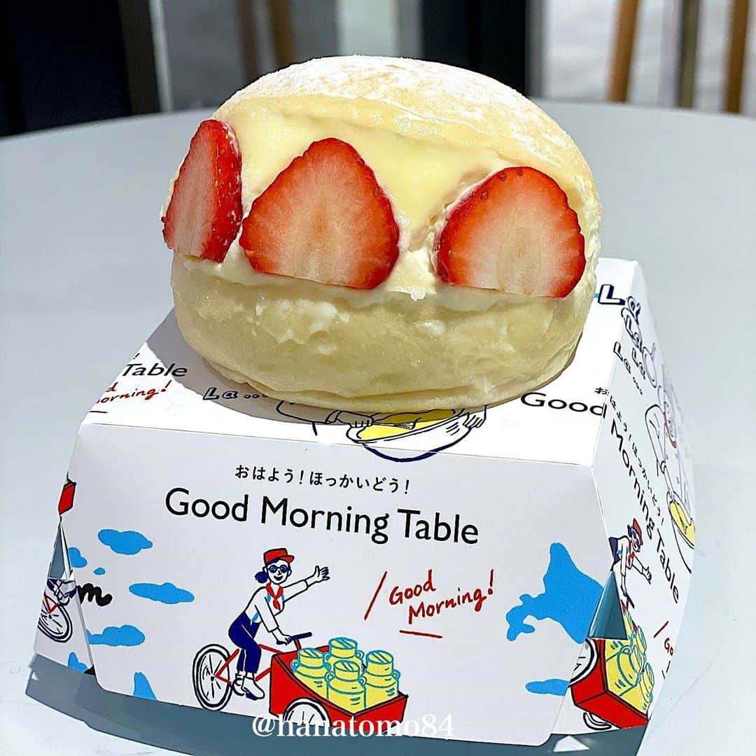 はなともさんのインスタグラム写真 - (はなともInstagram)「. . . 大阪高島屋にある『Good Morning Table(グッドモーニングテーブル)』は、北海道の生クリームを使った美味しいスイーツが楽しめる人気のお店 . 名物の「生クリームバーガー」(401円)は 北海道産生クリームに濃厚なミルクジャムをサンドした一品。 . 隠し味にマスカルポーネを加えているので コクのある味わいが特徴です！ . 「生クリームバーガー/イチゴ」(471円)も大人気！ . イチゴの甘酸っぱさと生クリームのミルキーな味わいが 相性バツグンです！ . 生クリームの美味しさを存分に楽しめるので 気になる方はぜひ食べてみて！ . 大阪高島屋のほかに、横浜高島屋にもありますよ！ . ————————————————— . 店名 : 『Good Morning Table』 住所 : 大阪高島屋 地1階西ゾーン ‪電話番号 : 06-6631-1101 定休日 : 施設に準ずる ‪席数 : イートインスペースが数席あり . —————————————————  #大阪スイーツ #大阪カフェ #生クリームバーガー #難波カフェ #難波スイーツ #はなとも大阪」9月8日 19時07分 - hanatomo84