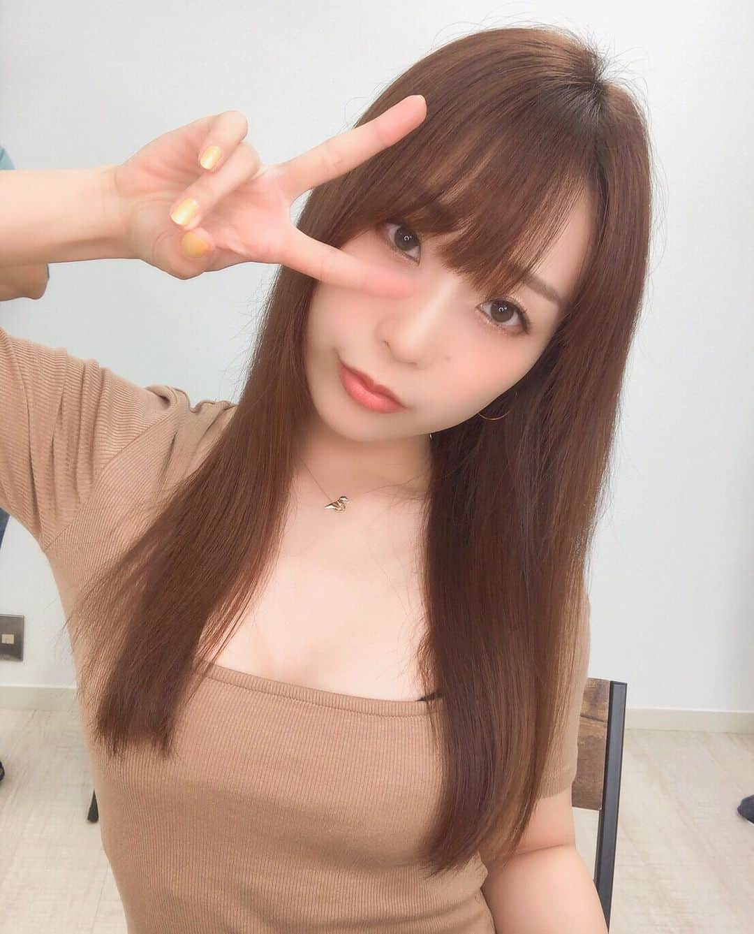 八乃つばさのインスタグラム：「おつかれさま💛 昨日は色々食べ過ぎてまだお腹いっぱい🤢  #自撮りライト最高 #ごちそうさまでした🙏」