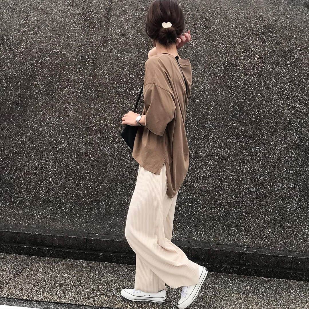 __mai____のインスタグラム：「. . 二学期が始まり 子供が学校・幼稚園に行くようになり 自分の自由の時間(幼稚園の間の6時間)ができたのに この時を夏休み期間は心待ちにしていたのに 何故だか最近無気力😟 なかなか動けない。。 何も予定なければAmazonプライムでいろんな映画をボーッと見まくってる。。 なんでだろぅか。。疲れ？ すみません、知らんがな🤪ですね😇 . . 上下ゆるゆるコーデな日でした。 tops: @beautyandyouth_official  bottoms: @coca_official_store  #コンバース  #カジュアル #カジュアルコーデ#mamagirl_sugotoku #ママコーデ  #ハンドメイドピアス #ハンドメイドイヤリング #ユニクロ #uniqlo #エルベシャプリエ」