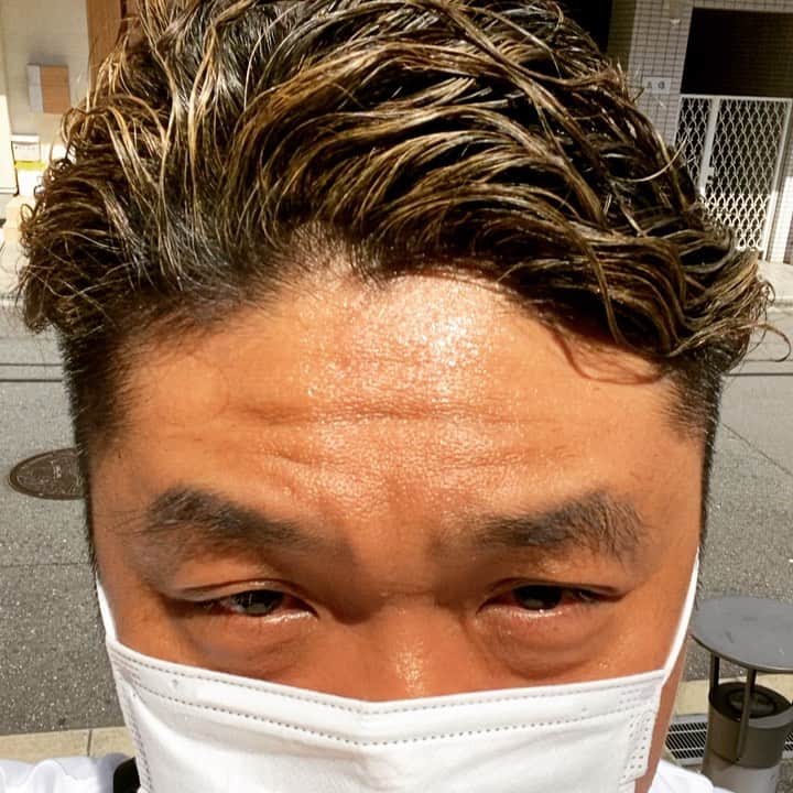 お兄ちゃんのインスタグラム：「ちょい金髪✨ これでラジオに行ったけど、なかなか好評やん。これでもいいかも😊 #いいわけない #すなよ #お世辞や #かっこいいですね(いかついですね) #似合ってますね(知らんけど) #いい色ですね(色だけ。他全部ダメ) #やからな #鵜呑みにすなよ #初ちょい金髪 #まぁまぁ楽しめました」