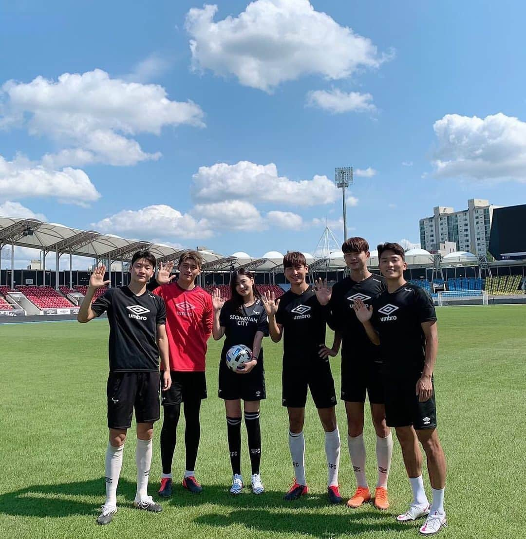 ユ・インスさんのインスタグラム写真 - (ユ・インスInstagram)「축구선수하길 잘했다😊😊 • • • #성남fc#에이핑크#오하영」9月8日 19時15分 - dbdlstnl1l1l