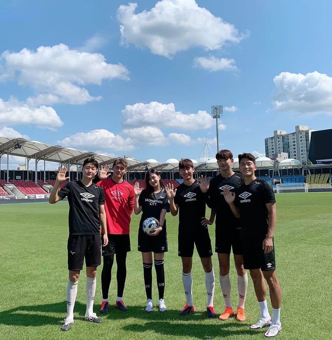 のインスタグラム：「축구선수하길 잘했다😊😊 • • • #성남fc#에이핑크#오하영」
