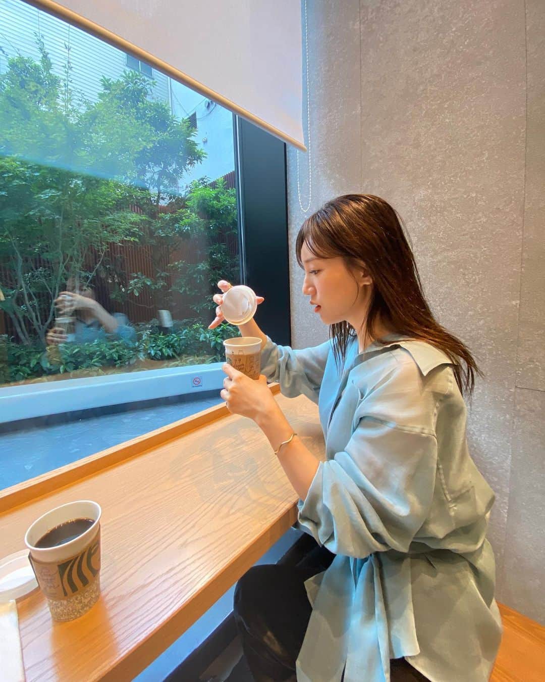 森川侑美さんのインスタグラム写真 - (森川侑美Instagram)「☕︎ ホットコーヒー、猫舌の私は蓋を外して頂きます。。 じゃあ最初からぬるめを頼んだらいいような気もしますが... あっちっちが飲みたいんですよね☕️😚 今日もうAutumnBlend🍁出てました😊  #coffee#cafe#starbucks」9月8日 19時15分 - yumi.morikawa322