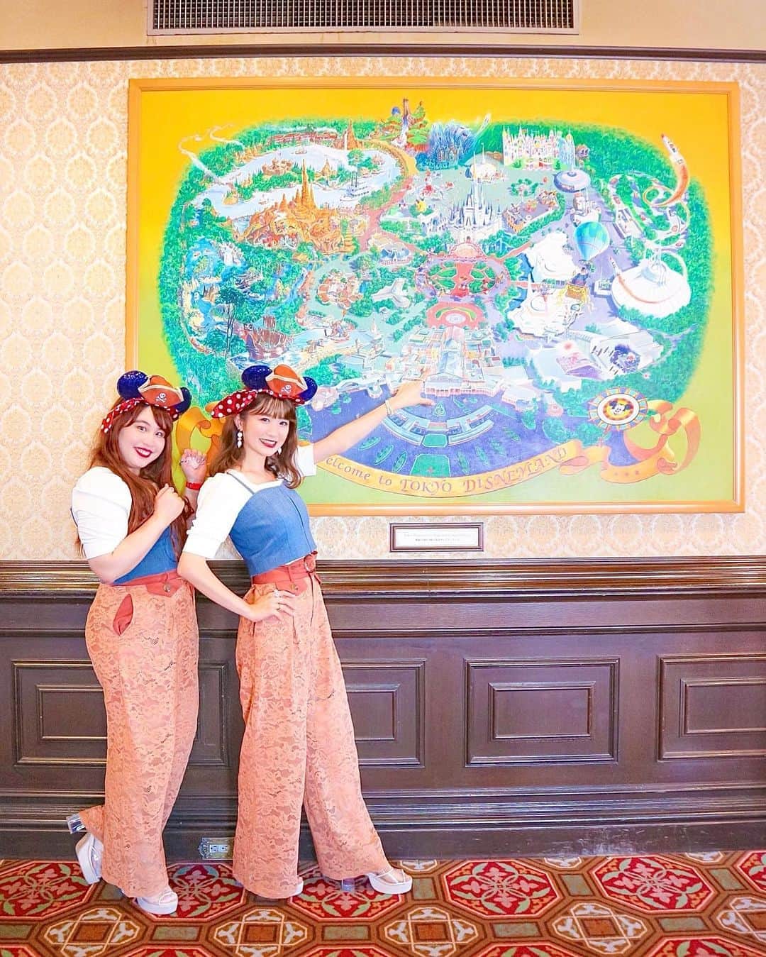 Kanaのインスタグラム：「ㅤ ㅤ 一つ前の写真を撮ってたら メインストリートハウスから キャストさんが出てきて パイレーツコーデを褒めてくれて、 ㅤㅤㅤㅤ 中に大きい地図があるんですよ！ お姉さんたちのコーデとぴったりなので ぜひ写真撮ってください♡ って撮ってくださったお気に入り写真☠️🗺⚔💰❤️ ㅤ ㅤ シンデレラ城前に ミッキーたち🐭がいたり、 TDL開園10周年の頃のマップだから 今はない懐かしいアトラクション とかも描いてあったり 見るの楽しいよ🥺💕💕 ㅤ ㅤ ㅤ ㅤ ㅤ ㅤ ㅤ ㅤ #aya_kana ㅤ #kana_disney #kana_disneybound ㅤ ㅤㅤ #東京ディズニーリゾート #東京ディズニーランド #ディズニーランド #メインストリートハウス #カリブの海賊 #ディズニーコーデ #ディズニーバウンド #パイレーツ #レースパンツ #tokyodisneyresort #tdr #tokyodisneyland #tdl #piratesofthecaribbean #disneybound #twinscode #mainstreethouse」