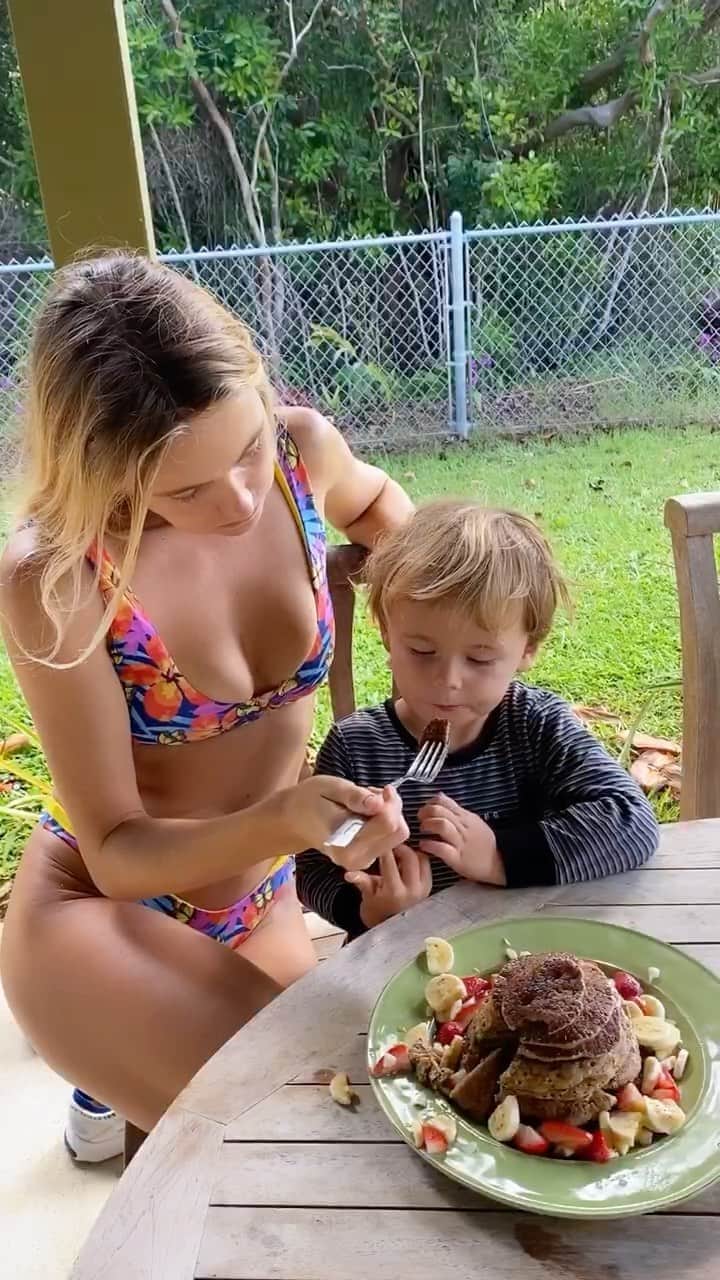 アラナ・ブランチャードのインスタグラム：「HEALTHY PANCAKES 🥞 Oat flour pancakes are the bomb and so easy to make. We have been making these almost every morning since banks will eat them ( he can be a picky eater)  Wearing my @moana_bikini   2 cups oats 2-3 cups plant milk 1 flax egg (2 tbls flax meal 3 tbls water 1teaspoon baking powder  1 teaspoon baking soda 1 -2 Mashed bananas  1/4 cup coconut sugar (optional) Salt (optional)  Blend oats in night speed blender for 1 min Add baking soda, baking powder flax egg and mashed banana. Slowly add plant milk. stir at the same to avoid clumps. Oat flour really absorbs the liquid so use your best judgment on how much milk to put in.」