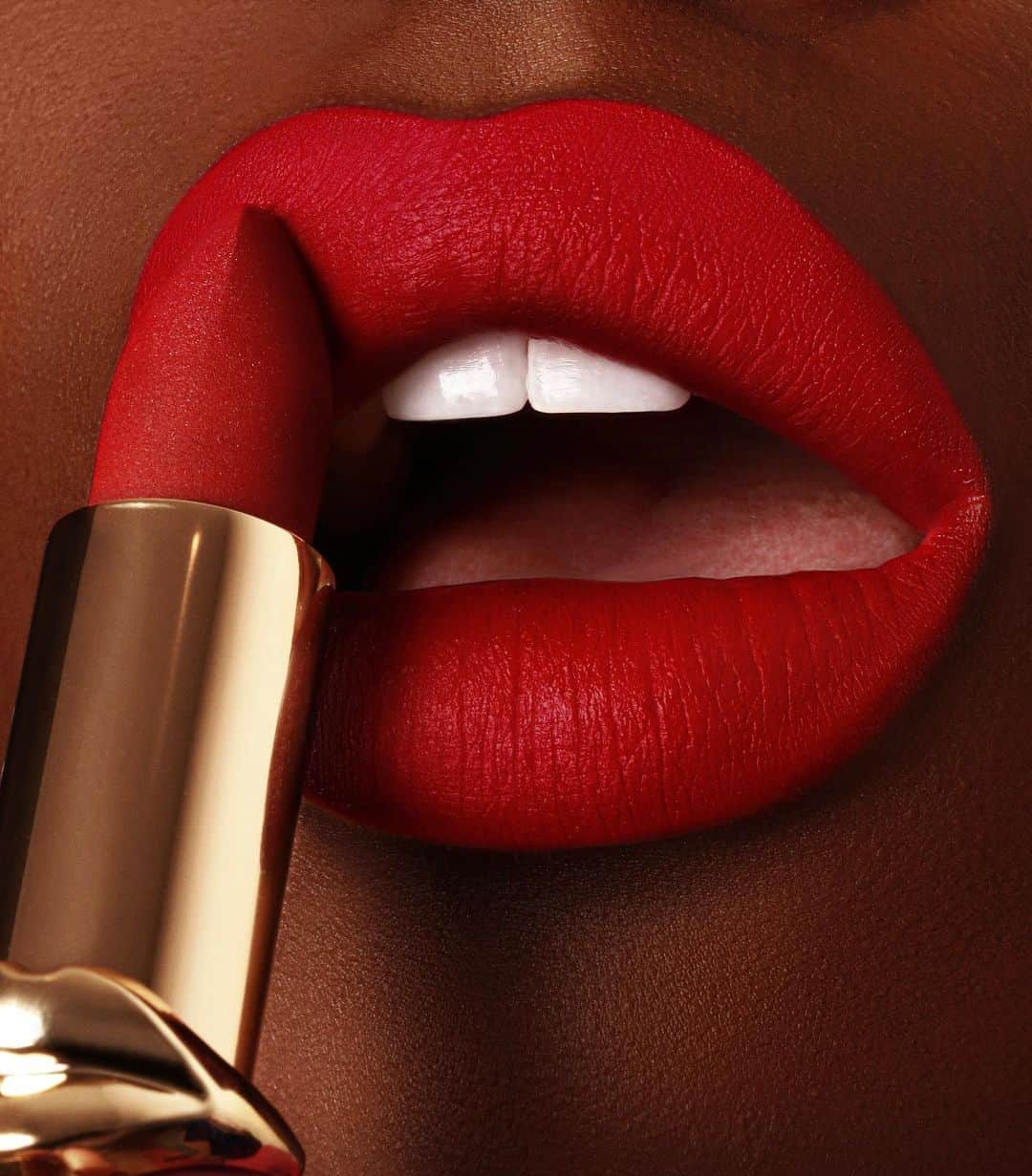 パット・マグラスさんのインスタグラム写真 - (パット・マグラスInstagram)「PAINT THE TOWN RED ⚡️⚡️⚡️ AVAILABLE 09/10/20: Supreme®️/ Pat McGrath Labs Lipstick  MatteTrance™️ hyper-pigmented lipstick in shade ‘SUPREME’ ⚡ ⚡⚡ Available exclusively at www.supremenewyork.com and Supreme stores globally. — 💋 @rebellebeautyx」9月9日 4時44分 - patmcgrathreal