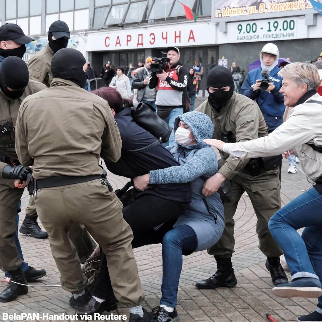 ABC Newsさんのインスタグラム写真 - (ABC NewsInstagram)「Photos show demonstrators in Belarus resist authorities' attempts to detain them as they gathered to protest against the autocratic rule of Belarusian President Alexander Lukashenko and show support for opposition leader Maria Kolesnikova, who was detained at the Belarus-Ukraine border after being abducted in Minsk, according to state media.」9月9日 4時47分 - abcnews