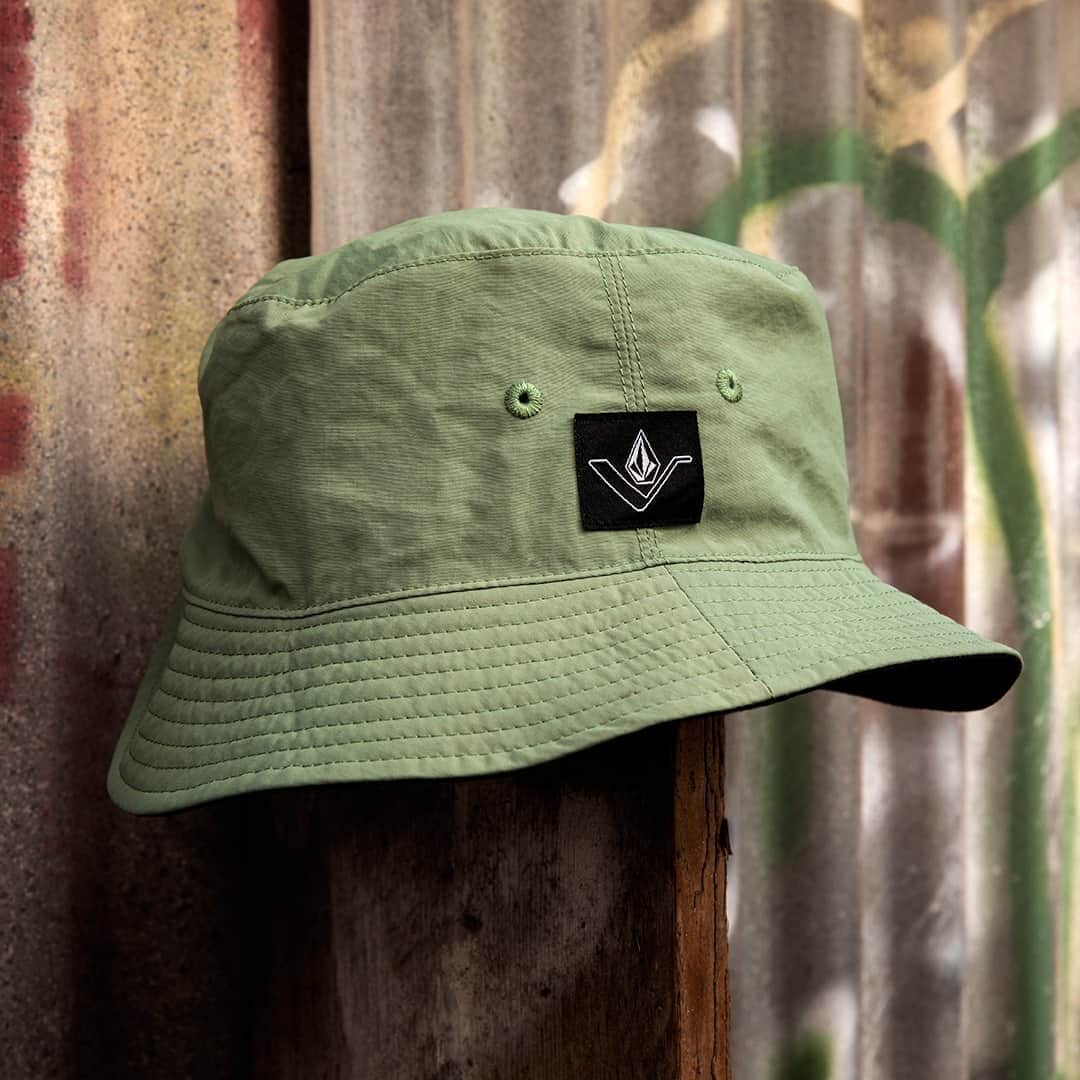 ボルコムのインスタグラム：「The Vee Line bucket hat has your head covered 🌞  #taptoshop」