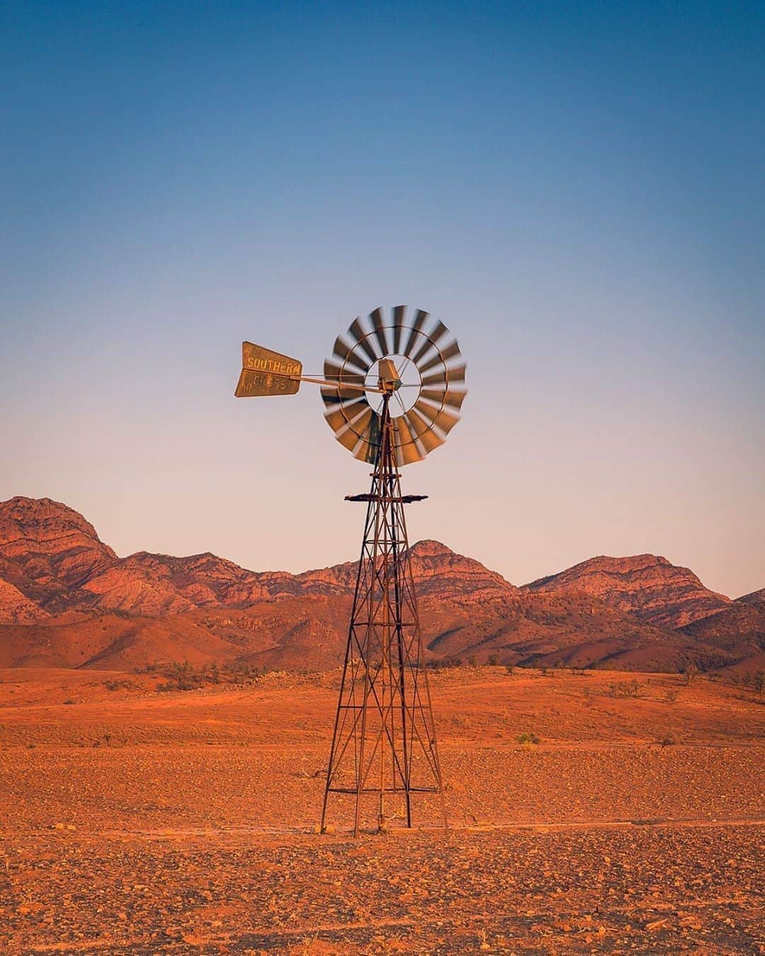 Australiaさんのインスタグラム写真 - (AustraliaInstagram)「There’s something magical about Aussie outback sunset ✨ @fourwhoexplore took this stunning snap at sundown of the vast, rugged @flindersrangesandoutback in @southaustralia, which is a five-hour road trip north of the city of #Adelaide. If you’re craving an off-road adventure, the scenic roads, 4WD tracks and walking trails that crisscross, this wild countryside will allow you to explore some of the most dramatic and beautiful red-dirt landscapes in the country. Tag a mate who’s up for an adventure! #seeaustralia #SeeSouthAustralia」9月9日 5時00分 - australia