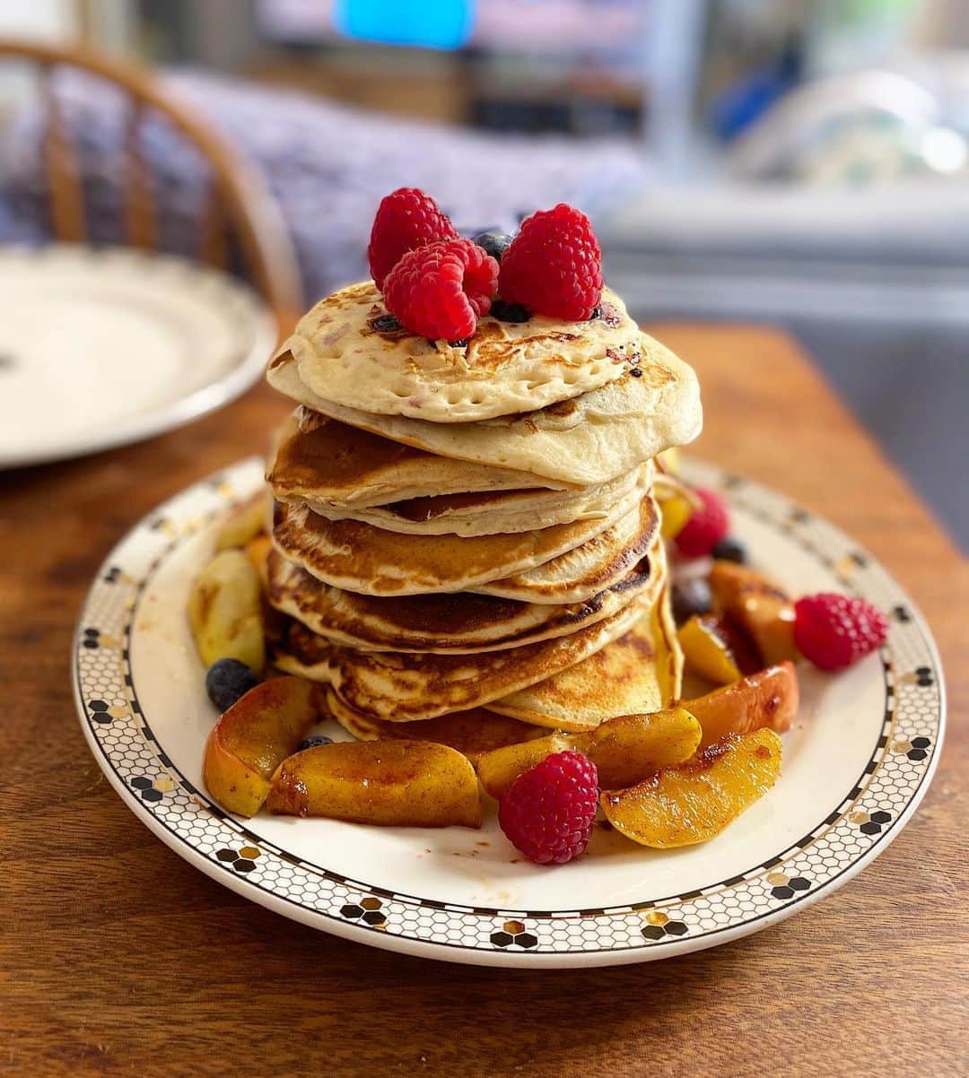 Eat With Steph & Coのインスタグラム：「Pancake heaven 🥞 finally nailed a vegan fluffy pancake recipe that doesn’t taste like cardboard 🙌🏻 served with caramelised apples and mixed berries 😋   Let us know in the comments if you’d like the recipe!   👩🏻‍🍳 @thetessaproject」