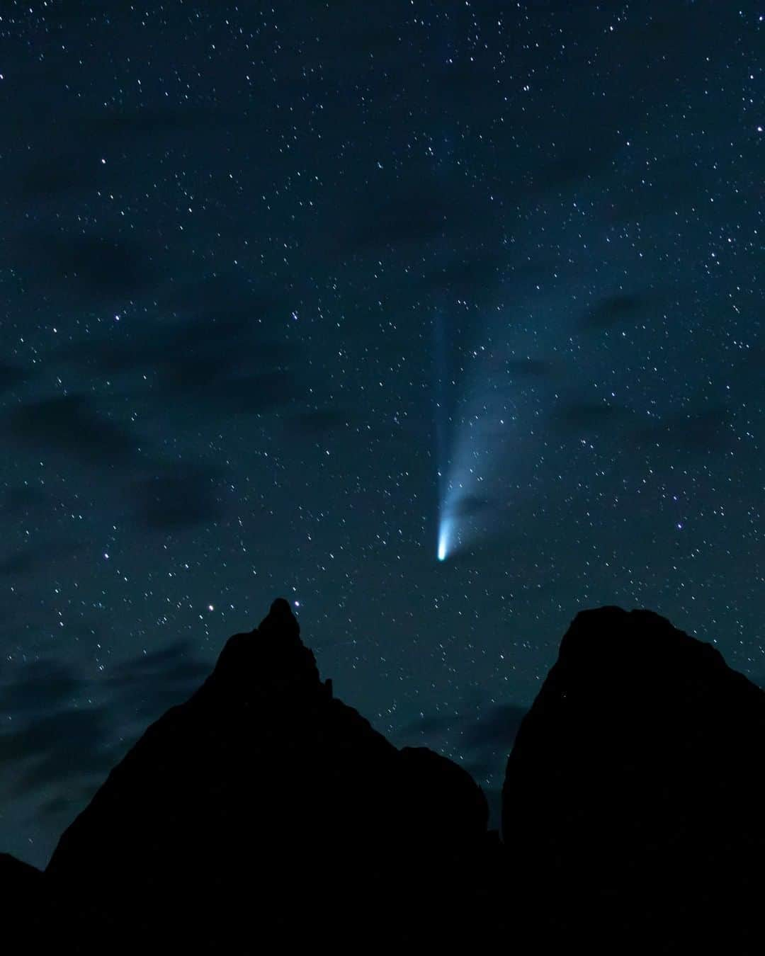 Discoveryさんのインスタグラム写真 - (DiscoveryInstagram)「There is something magical, maybe even a bit romantic, to spot a celestial object passing through our night sky, a temporary visitor in an otherwise mostly predictable map of stars. The first time I saw a comet I was eight years old and had to stand on a stool to look through a neighbor’s telescope. I glimpsed the most famous of all comets, Halley’s Comet, while it traversed our sky on an orbit that allows it to visit us Earthlings around once every 75 years.  If I’m lucky enough to live to see the year 2061, when I’ll be 83, I’ll have a chance to see it one final time, and perhaps once again, I’ll need a stool. It wasn’t until 1995 that I saw my next slow-motion “shooting star,” Comet Hale-Bopp. I was a young photographer though, and despite it being so visible in the night sky, and even during the day (!!) I never got a photo of it. Two comets, two memories, no photos. When Comet Neowise surprised us all with a visit this year, though, I knew I had to capture it, packing the tent and camera, and heading for the darkest spot in the desert I could think of. Unlike Halley’s Comet, it’s very unlikely I’ll be around when it swings by again in about 7,000 years, so this was my one chance to finally connect this fleeting gift of the heavens with the natural world of our planet. (Click link in bio for full story)  Caption + photos: Ian Shive (@ianshivephoto)  #NatureinFocus #Neowise #comet #photography #astronomy #stargazing #nightsky #shootingstar」9月9日 5時00分 - discovery