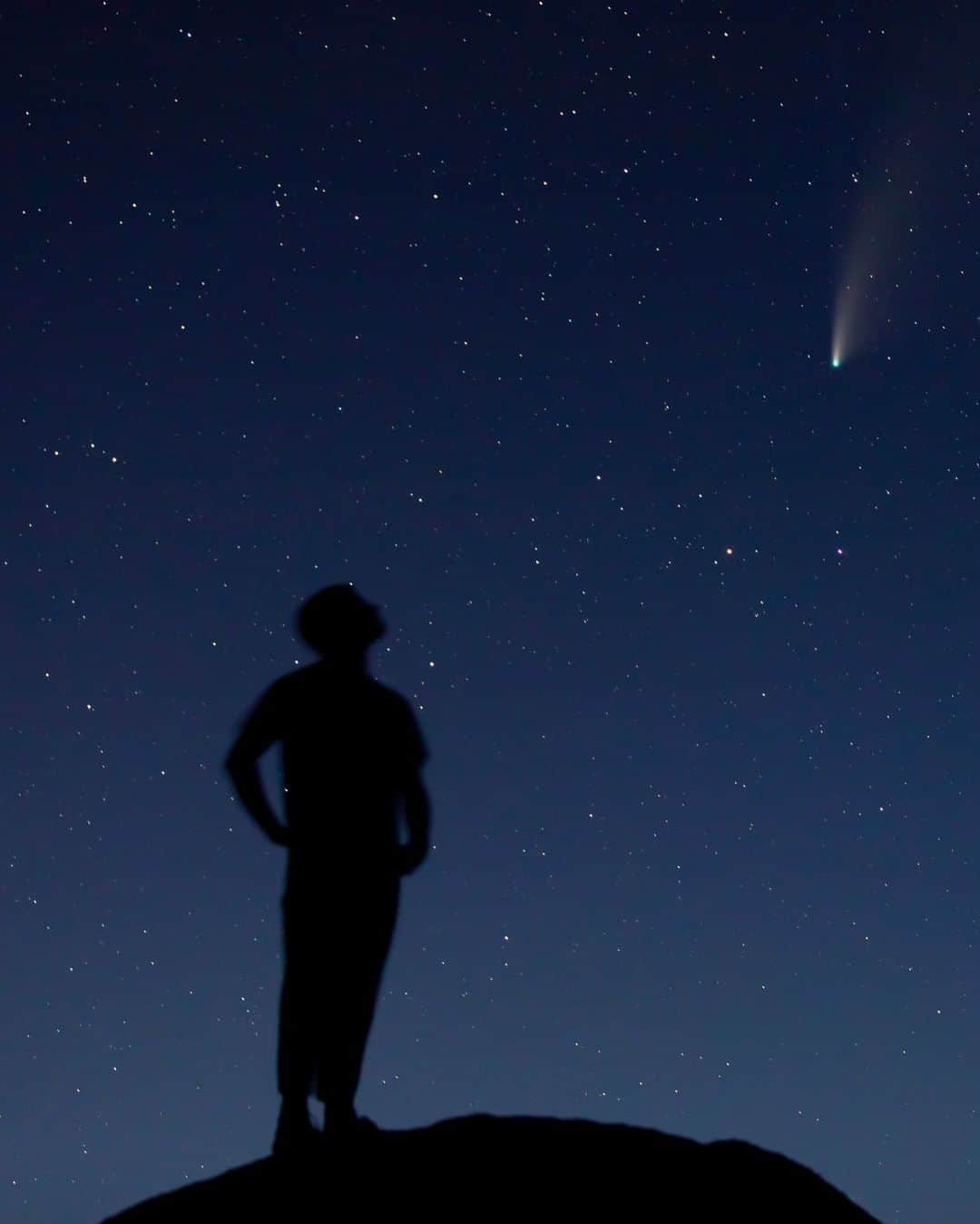 Discoveryさんのインスタグラム写真 - (DiscoveryInstagram)「There is something magical, maybe even a bit romantic, to spot a celestial object passing through our night sky, a temporary visitor in an otherwise mostly predictable map of stars. The first time I saw a comet I was eight years old and had to stand on a stool to look through a neighbor’s telescope. I glimpsed the most famous of all comets, Halley’s Comet, while it traversed our sky on an orbit that allows it to visit us Earthlings around once every 75 years.  If I’m lucky enough to live to see the year 2061, when I’ll be 83, I’ll have a chance to see it one final time, and perhaps once again, I’ll need a stool. It wasn’t until 1995 that I saw my next slow-motion “shooting star,” Comet Hale-Bopp. I was a young photographer though, and despite it being so visible in the night sky, and even during the day (!!) I never got a photo of it. Two comets, two memories, no photos. When Comet Neowise surprised us all with a visit this year, though, I knew I had to capture it, packing the tent and camera, and heading for the darkest spot in the desert I could think of. Unlike Halley’s Comet, it’s very unlikely I’ll be around when it swings by again in about 7,000 years, so this was my one chance to finally connect this fleeting gift of the heavens with the natural world of our planet. (Click link in bio for full story)  Caption + photos: Ian Shive (@ianshivephoto)  #NatureinFocus #Neowise #comet #photography #astronomy #stargazing #nightsky #shootingstar」9月9日 5時00分 - discovery
