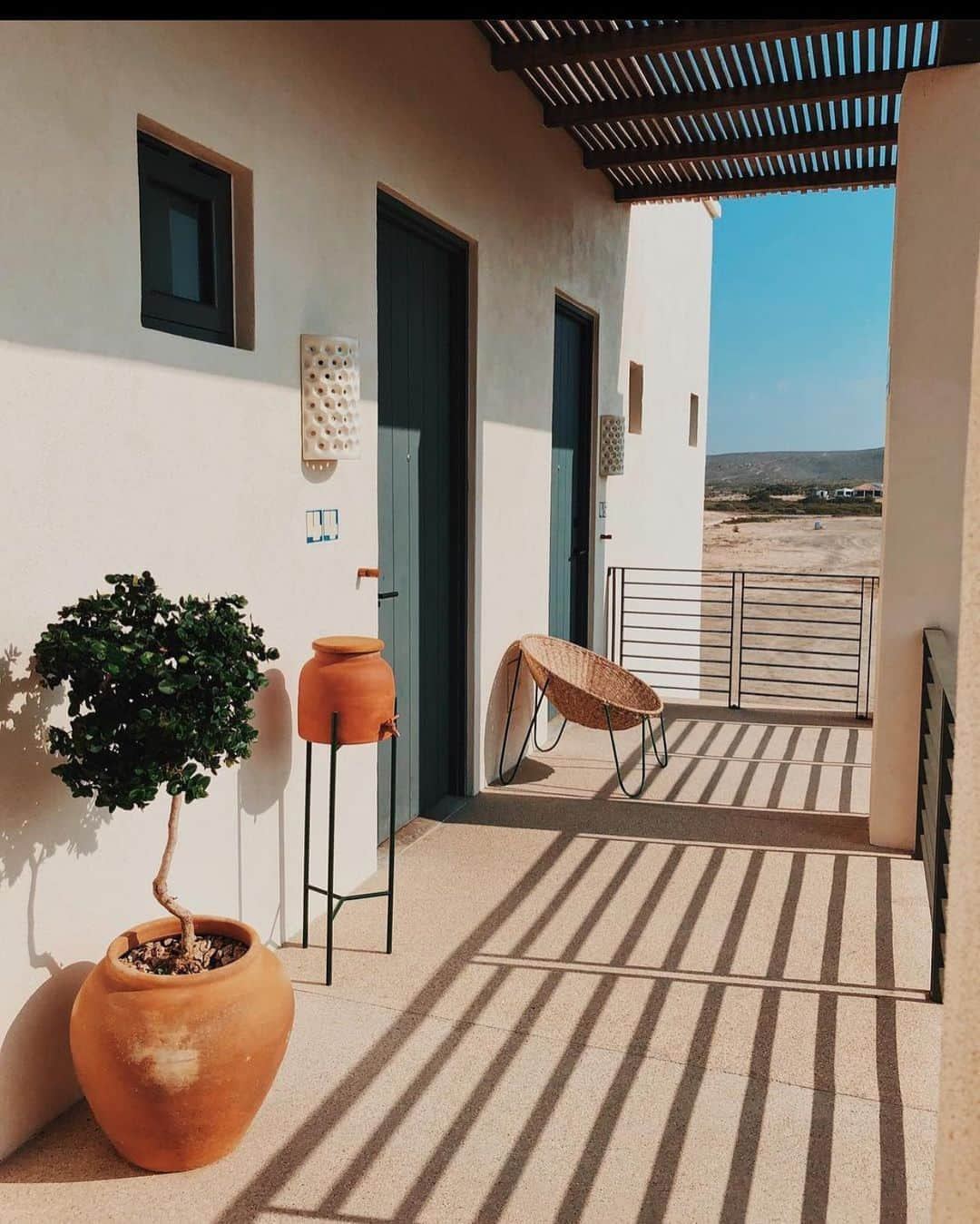 トームさんのインスタグラム写真 - (トームInstagram)「It seems slightly perverse to spend anytime indoors at @hotelsancristobal with the unobstructed view of the #PacificOcean beyond the perfectly situated pool and the looming cliffs of the SouthWest Coast of #Baja However, the details that @thelizlambert has sourced from all over Mexico, from #Oaxaca to #Guadalajara , and the structures themselves by @lakeflato make #HotelSanCristobal the kind of destination that requires exploration. #PuntaLobos #TodosSantos #BajaSur #Mexico」9月9日 5時16分 - tomenyc