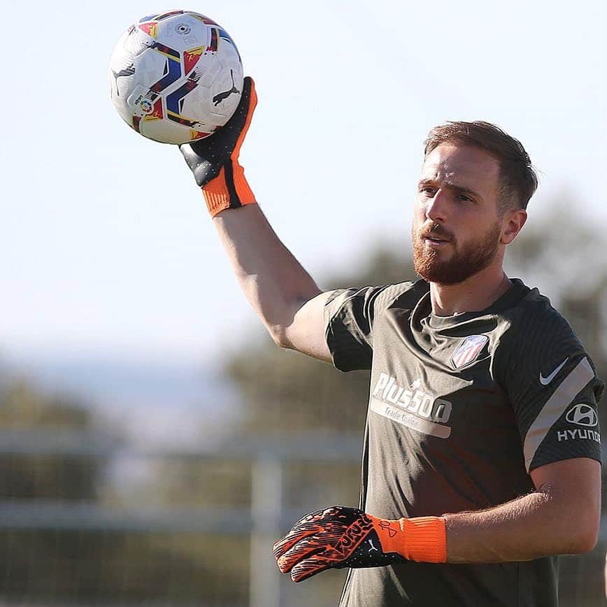 ヤン・オブラクのインスタグラム：「⚽️🧤」