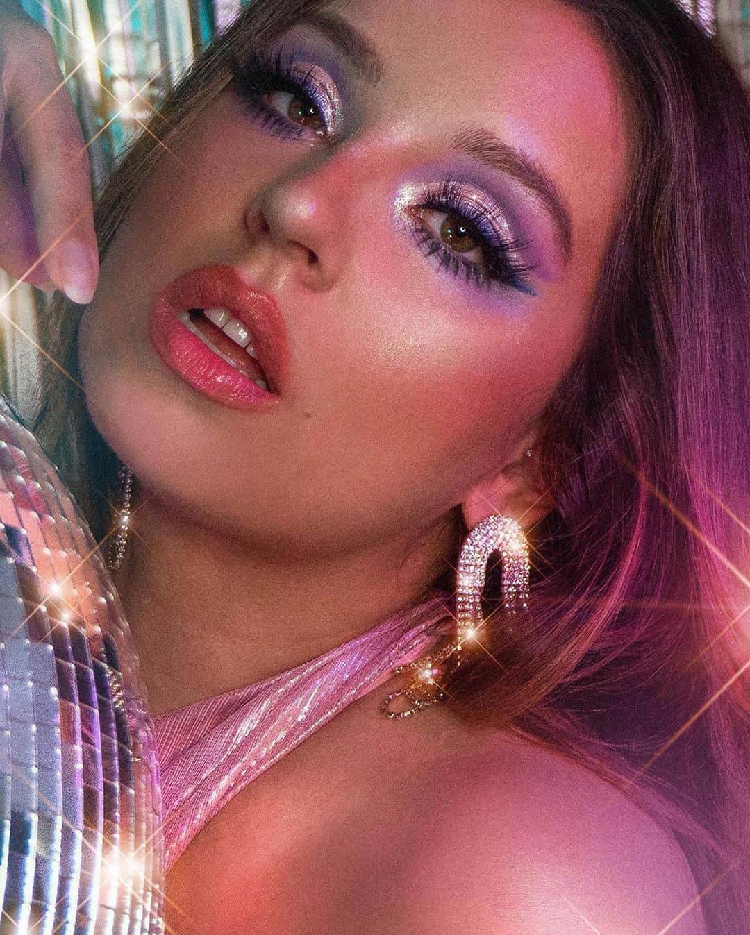 e.l.f.さんのインスタグラム写真 - (e.l.f.Instagram)「@hazelmaven Disco Glam #BeautyscapeRemixContest entry! ✨Tag us in your music-inspired makeup looks FOR THE CHANCE OF A LIFETIME: 🎤Win a $10,000 cash prize 🎤Contribute to el.f.’s next big beauty collection with music artists from @umgbgram (WE WILL BE ANNOUNCING THE ARTISTS SOON-STAY TUNED) 🎤See your collection sold at a top e.l.f. retailer next summer 🎤Give @girlsinc alumni the chance to create alongside you and the Universal Music Group and Brands artists!  HOW TO ENTER: Step 1: Create a full-face look inspired by your favorite music genre, whether it’s the upbeat electric pulse of Pop or the smooth sounds of R&B. Whatever your beat- anything goes! Step 2: Post your look to your Instagram feed Step 3: Tag and follow @elfcosmetics and use the hashtag #BeautyscapeRemixContest  UNLIMITED ENTRIES WELCOME by 9/18! #eyeslipsface #elfingamazing #elfcosmetics #crueltyfree #vegan」9月9日 5時22分 - elfcosmetics