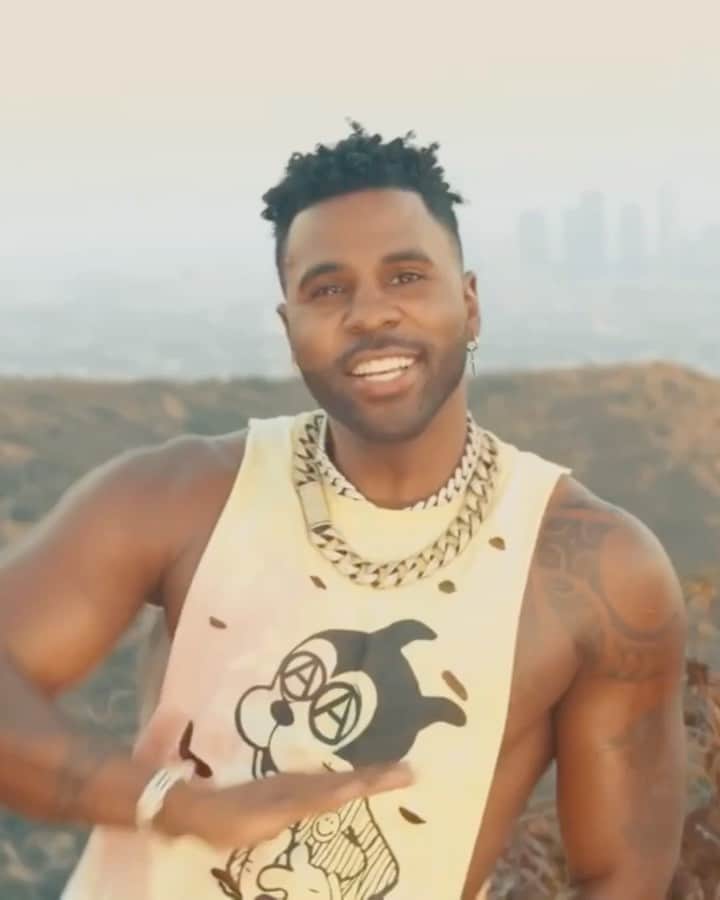 ジェイソン・デルーロのインスタグラム：「Savage Love video OUT NOW! @jawsh_685」