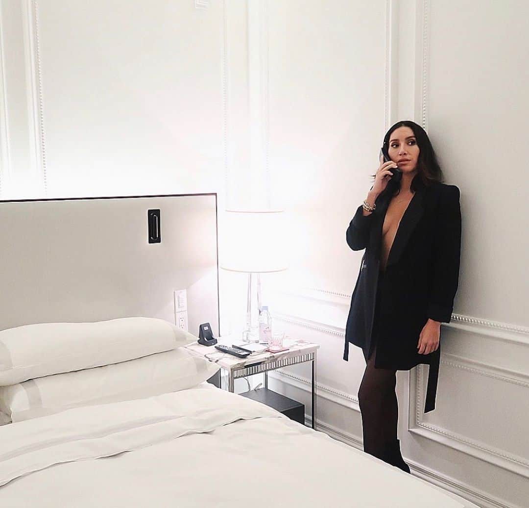 JEN ATKINさんのインスタグラム写真 - (JEN ATKINInstagram)「I can’t believe my face was ever this close to dirty hotel phones 🙅🏻‍♀️📞 nyfw’19.」9月9日 5時33分 - jenatkinhair