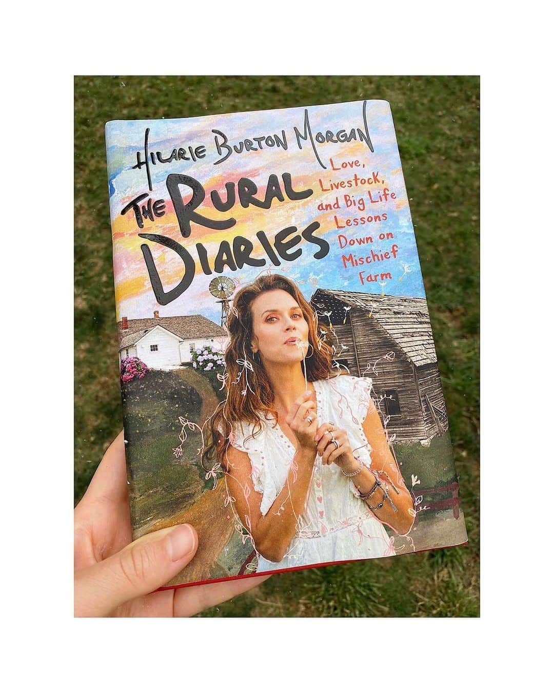 メリル・デイヴィスのインスタグラム：「Happy Tuesday, all & hope you had a nice long weekend. Excited to share this week's virtual “little neighborhood library” book: "The Rural Diaries" by Hilarie Burton Morgan. This is a book I had heard great things about for a while & was grateful when someone reminded me about it when I asked for recommendations recently. Not only did I enjoy the book immensely, but I also felt it was a great time to dive into Hilarie's thoughtful, honest & raw story. So many of us are examining our own lives through different lenses right now. Covid has shaken us, forced us to get creative, & think about what matters, what we really want &, perhaps, inspired us to make changes in our circumstances, goals, &/or daily routines. Maybe your perspective on work/life balance has changed? Maybe you're making a leap & moving closer to family or deep into the woods somewhere? As someone who has always dreamed of country living, I very much appreciated Hilarie's insight as she detailed her difficult, yet rewarding transition into a new way of life. --- As always, I’ll ship via USPS to the first person to DM me (limited to continental US shipping addresses). Once you’ve read the book at your leisure, please write a little note inside & pass along to a friend, asking them to do the same - using USPS whenever possible please.  --- Happy reading, happy sharing & thanks so much for participating!! Lastly, please keep sending me your recommendations! 😊📚✨ P.S. I am currently leaving packages for a few days before opening them & wiping anything/everything down with disinfecting wipes before bringing into my home. Use your discretion. #bookstagram #bookrecommendations #booklover #booknerd #bookaddict #bookshare」