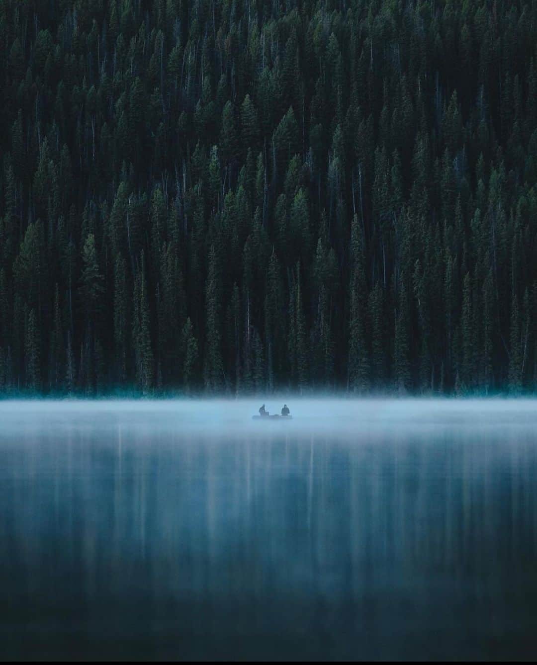 Canon Photographyさんのインスタグラム写真 - (Canon PhotographyInstagram)「PNW mornings  Photography // @thewandertravels  Curated by @henry.nathan  #pnw #fog #trees #lake #pacificnorthwest」9月9日 5時38分 - cpcollectives