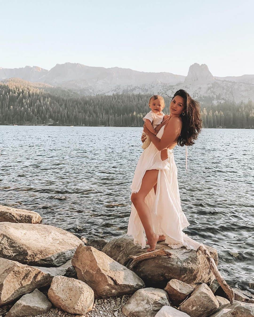 Bianca Cheah Chalmersさんのインスタグラム写真 - (Bianca Cheah ChalmersInstagram)「A hug from my tiny human seems to balance everything in the world and in me 🥰.」9月9日 5時44分 - biancamaycheah