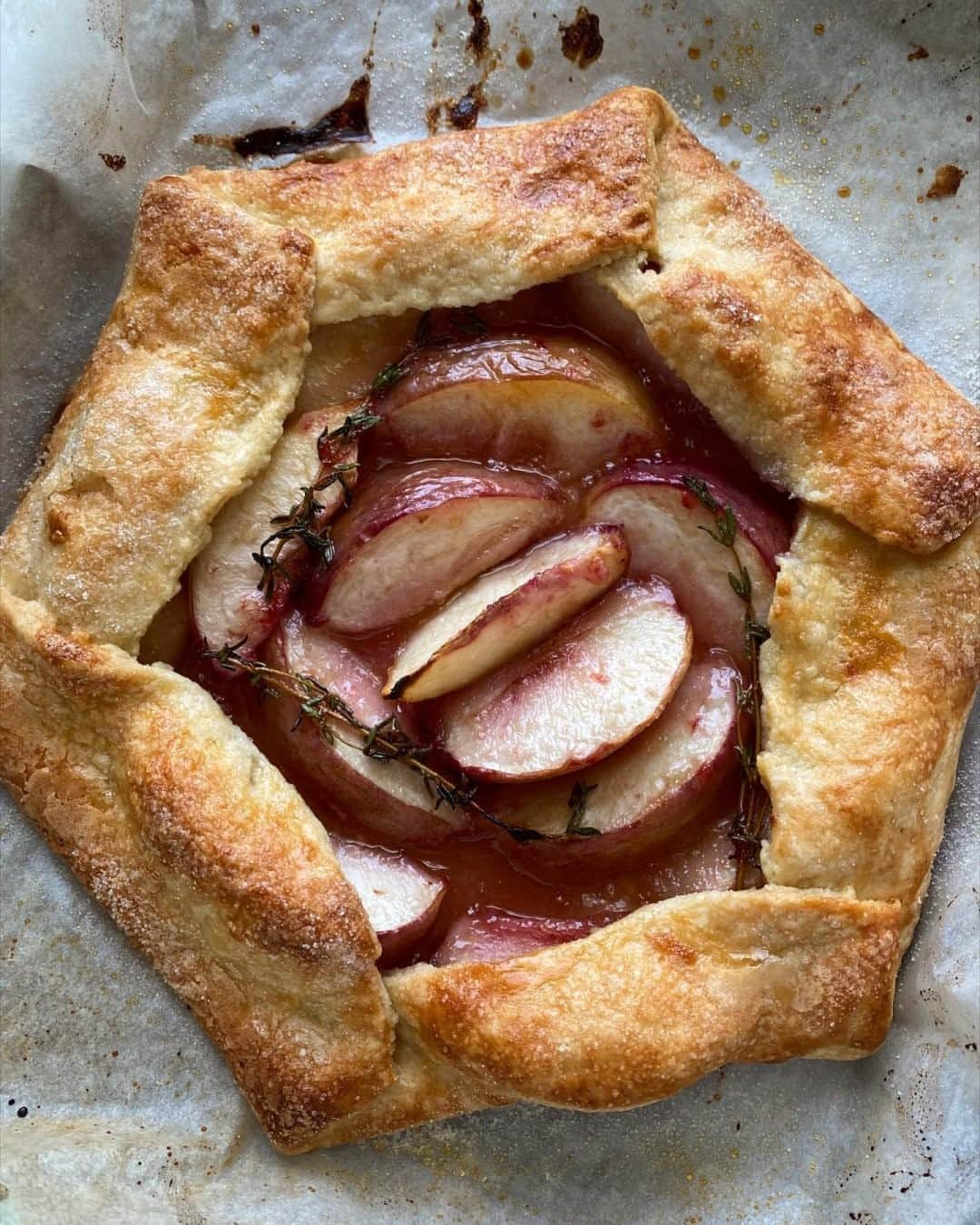 Food & Wineさんのインスタグラム写真 - (Food & WineInstagram)「Assistant Editor @ninafriend is hanging on to those last few weeks of summer by baking @chefkatiebutton’s thyme-scented 🍑galette. (The recipe calls for peaches and blackberries, but you can easily substitute similar fruit, as Nina did here with white nectarines.) Tap the link in our bio for the recipe! 📸: @ninafriend」9月9日 6時00分 - foodandwine