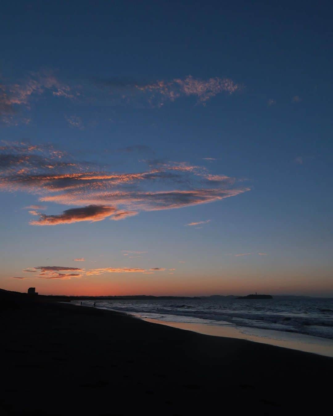 中川珠里さんのインスタグラム写真 - (中川珠里Instagram)「.﻿ ﻿ ﻿ 𝘀𝘂𝗻𝗿𝗶𝘀𝗲💛﻿ ﻿ 今朝は4時に目覚めましたので﻿ 日の出前から空を見つめていました﻿ ﻿ 日の出の瞬間、温かみを感じて﻿ 心が落ち着いた😌﻿ ﻿ 良い時間だったな〜 ﻿」9月9日 5時56分 - juri1104