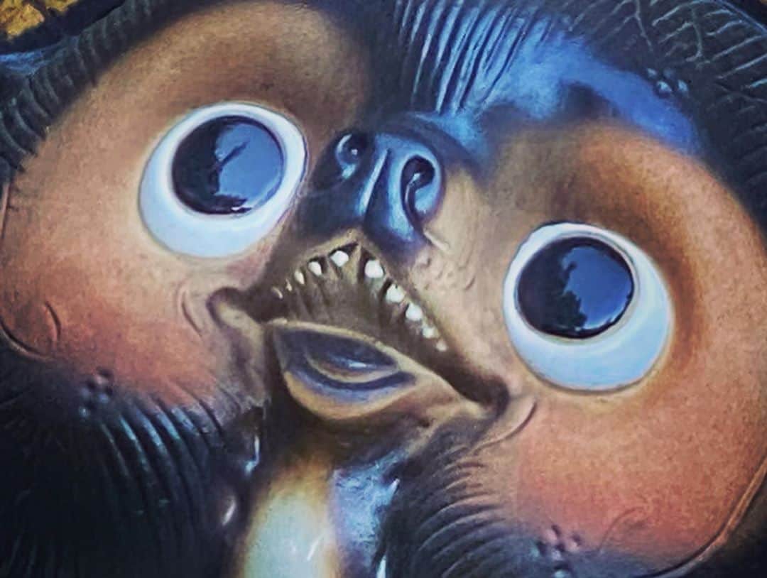 サイモンとマルティナさんのインスタグラム写真 - (サイモンとマルティナInstagram)「My mom walking into her backyard and discovering the “garden ornament” I brought from Japan. 🦝 Enhance *swipes* enhance *swipes* TANUKIIIIIIII!!! #tanuki」9月9日 6時02分 - eatyourkimchi