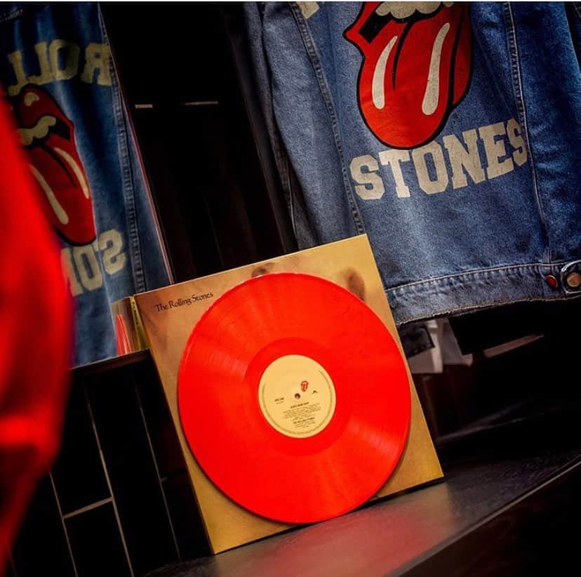 The Rolling Stonesさんのインスタグラム写真 - (The Rolling StonesInstagram)「Tomorrow morning @rollingstonescarnaby opens the doors to the public for the very first time! There will be the remaining 500 copies of the Goats Head Soup 2020 Stones Pantone red vinyl exclusively available in store. See you tomorrow 👅  #therollingstones #RSNo9 #carnaby #rollingstonescarnaby #storeopening #merch #vinyl #goatsheadsoup2020」9月9日 6時04分 - therollingstones