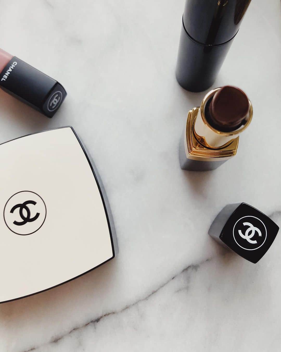佐々木千絵のインスタグラム：「@chanel.beauty   Lipstick:Rouge Coco 494 Attraction.  が、いい色🖤  #chanelbeauty  #makeup #cosmetics #秋色 #ブラウン系#ボルドー系　#ロサンゼルス」