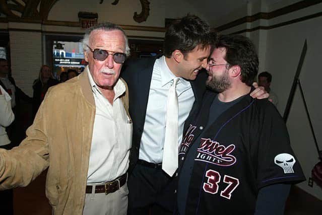 ケヴィン・スミスのインスタグラム：「The Daredevil Premiere in Westwood, with @therealstanlee and movie Matt Murdock @benaffleck, 2/9/2003. This photo was taken long before the rise of @marvelstudios - so Stan has no idea he’s about to start making LOTS more cameos in movies 5 years later, beginning with #ironman. And Ben has no idea he’ll switch cowls (and studios) to become Batman 13 years later. #KevinSmith #stanlee #benaffleck #daredevil #2003」