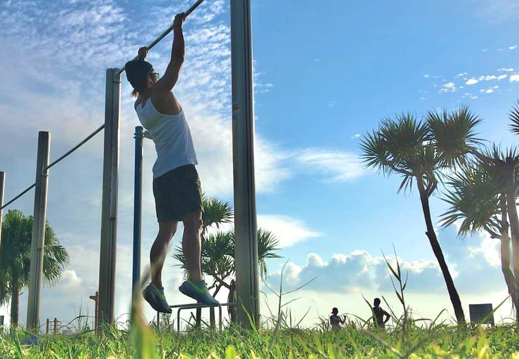 安藝正俊さんのインスタグラム写真 - (安藝正俊Instagram)「: outdoor life ~  street workout   海を目の前にトレーニング 最高だな💪 : #沖縄 #沖縄移住 #沖縄好きな人と繋がりたい  #休日の過ごし方 #自然が好き #筋トレ #筋トレ好きと繋がりたい  #海 #海のある生活  #海好きな人と繋がりたい  #日々の記録 #ライフスタイル #アウトドア #フィットネス  #ワークアウト #ストリートワークアウト #ダレカニミセタイケシキ  #okinawa #okinawalife  #okinawajapan  #lifestyle #outdoorlife #fitness #fitnesslife  #workout #streetworkout  #beachlife  #beachtraining  #summervibes #instalike」9月8日 21時09分 - akimasa_okinawa