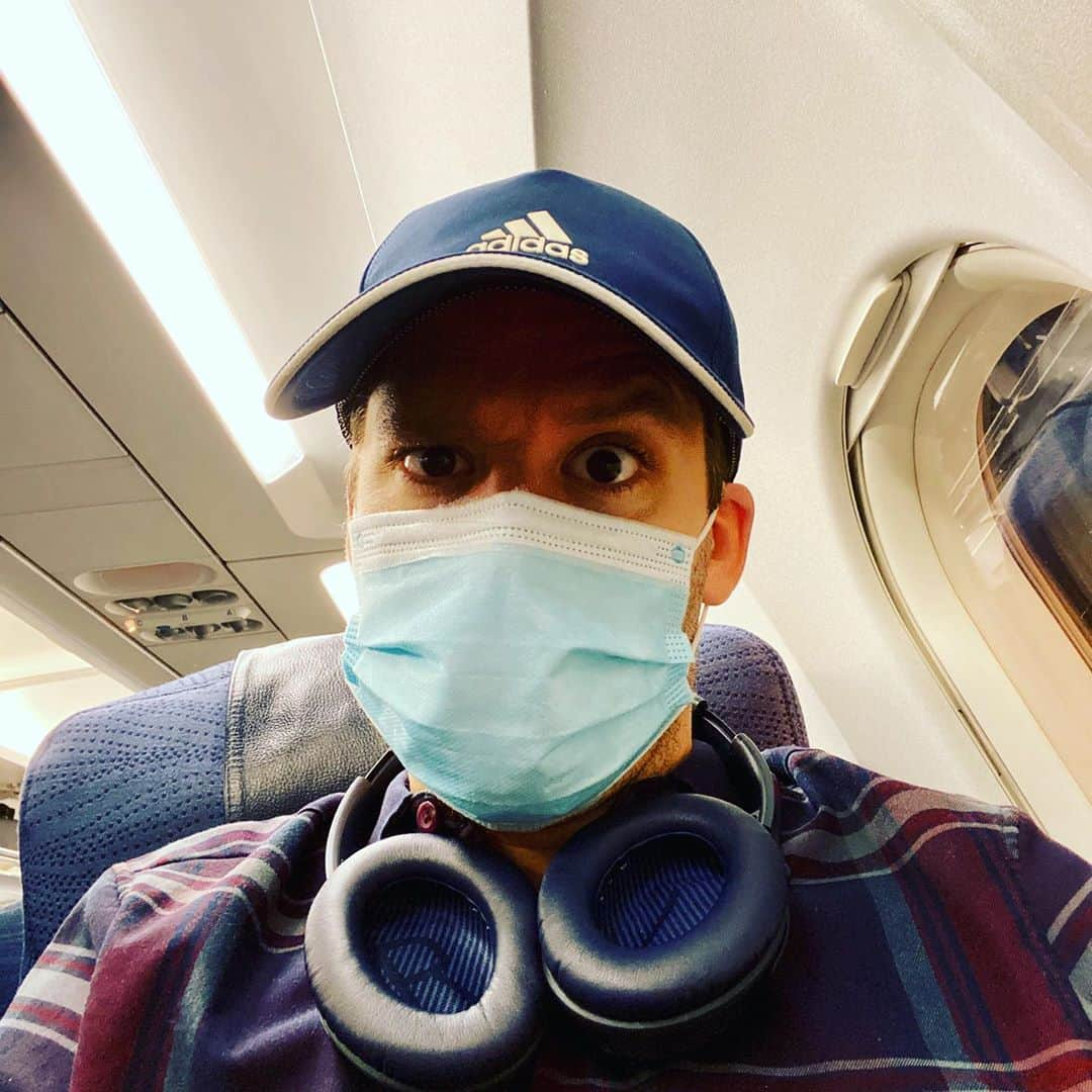 ヴォーン・チピアーのインスタグラム：「This is my COVID travel face. #aircanada #goingtowinnipeg #true #reptravels #bose」