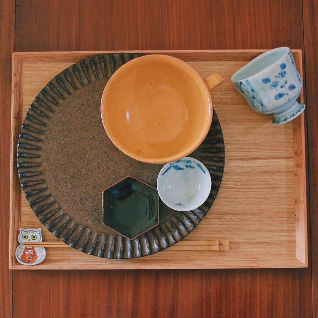 Kaori from Japanese Kitchenさんのインスタグラム写真 - (Kaori from Japanese KitchenInstagram)「茶色飯で秋色の和ンプレート。 ・ こんばんは。 今日の朝昼ごはん。 相変わらずの茶色いご飯ですが （どうやら #茶色飯 と呼ぶらしい） うつわのお陰で色合いにメリハリがつきました。 梨のすだちマリネはあこさんとやよいさんが 作っているのを見て真似っこさせていただきました。 簡単で美味しい！季節の変わり目が感じられる味☺︎ 薬膳の世界では梨やゆり根などの 白い食材は身体を潤すと言われており 乾燥対策におすすめです◎ 今日適当に作ったスープが美味しかったので 簡単ですがレシピメモ書きしました📝 スワイプして5枚目です。 滋味深い味。大好き。 ・ 豆あじの干物は @taisei_online さんから 送っていただいたもの。 駿河湾で獲れた豆あじということで 静岡出身の夫が喜んで食べておりました。 今年は義実家へ挨拶ができず 静岡へ行けていないので 食卓で静岡を満喫しております。 注文の際に私のアカウント名 「@coco_kontasu 」と入れてもらったら 特典でもう一品プレゼントしてくれるとのことです。 是非ともご利用ください☺︎ では今日もお疲れ様でした。 ・ ・ 【おしながき】 玄米ひじきむすび 鶏手羽元、冬瓜、ゆり根のスープ 豆あじ開き 母の家庭菜園オクラの梅カレー粉和え 半熟ゆで卵 切り干し大根と大豆の煮物 梨のすだちマリネ @___a50a___ @yayoitone ・ ・ ・ ・ 2020.09.08 Tue Hi from Tokyo! Today’s Japanese brunch: Brown rice ball w/ hijiki seaweed, chicken clear soup, grilled small horse mackerel, boiled egg, simmered dried radish, and marinated Japanese pear and citrus. ・ ・ ・ ・ ・ #japanesefood #breakfast #朝ごはん #おうちごはん #早餐 #薬膳 #うつわ #自炊 #家庭料理 #小澤基晴 #佐藤もも子 #渡邉由紀 #海鮮映え #ショップタイセイ #タイセイ飯 #和ンプレート」9月8日 21時12分 - coco_kontasu