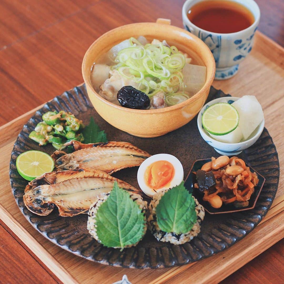 Kaori from Japanese Kitchenさんのインスタグラム写真 - (Kaori from Japanese KitchenInstagram)「茶色飯で秋色の和ンプレート。 ・ こんばんは。 今日の朝昼ごはん。 相変わらずの茶色いご飯ですが （どうやら #茶色飯 と呼ぶらしい） うつわのお陰で色合いにメリハリがつきました。 梨のすだちマリネはあこさんとやよいさんが 作っているのを見て真似っこさせていただきました。 簡単で美味しい！季節の変わり目が感じられる味☺︎ 薬膳の世界では梨やゆり根などの 白い食材は身体を潤すと言われており 乾燥対策におすすめです◎ 今日適当に作ったスープが美味しかったので 簡単ですがレシピメモ書きしました📝 スワイプして5枚目です。 滋味深い味。大好き。 ・ 豆あじの干物は @taisei_online さんから 送っていただいたもの。 駿河湾で獲れた豆あじということで 静岡出身の夫が喜んで食べておりました。 今年は義実家へ挨拶ができず 静岡へ行けていないので 食卓で静岡を満喫しております。 注文の際に私のアカウント名 「@coco_kontasu 」と入れてもらったら 特典でもう一品プレゼントしてくれるとのことです。 是非ともご利用ください☺︎ では今日もお疲れ様でした。 ・ ・ 【おしながき】 玄米ひじきむすび 鶏手羽元、冬瓜、ゆり根のスープ 豆あじ開き 母の家庭菜園オクラの梅カレー粉和え 半熟ゆで卵 切り干し大根と大豆の煮物 梨のすだちマリネ @___a50a___ @yayoitone ・ ・ ・ ・ 2020.09.08 Tue Hi from Tokyo! Today’s Japanese brunch: Brown rice ball w/ hijiki seaweed, chicken clear soup, grilled small horse mackerel, boiled egg, simmered dried radish, and marinated Japanese pear and citrus. ・ ・ ・ ・ ・ #japanesefood #breakfast #朝ごはん #おうちごはん #早餐 #薬膳 #うつわ #自炊 #家庭料理 #小澤基晴 #佐藤もも子 #渡邉由紀 #海鮮映え #ショップタイセイ #タイセイ飯 #和ンプレート」9月8日 21時12分 - coco_kontasu