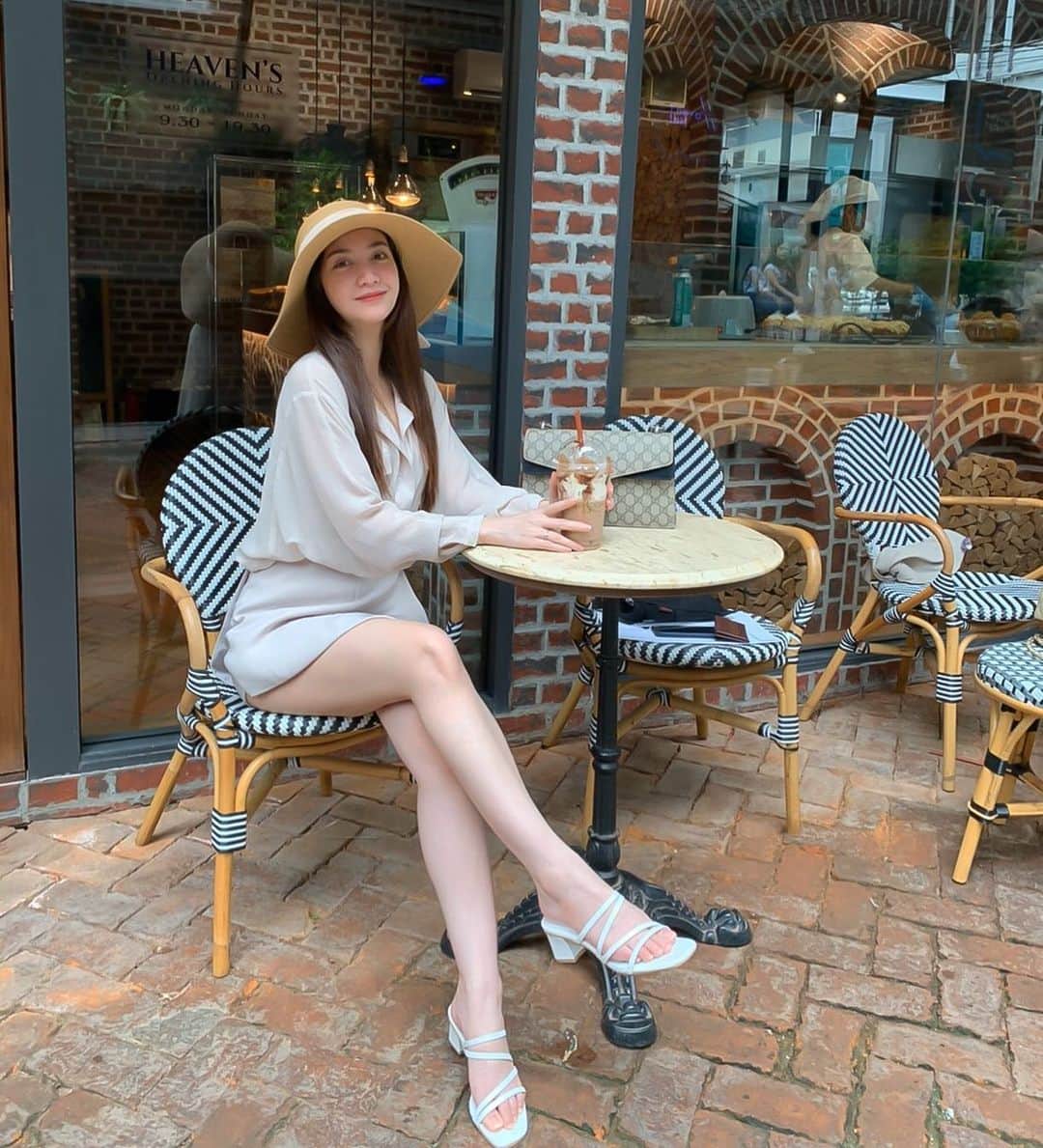 インヤのインスタグラム：「☕️✨☺️ @laluv.official 👡😍✨」