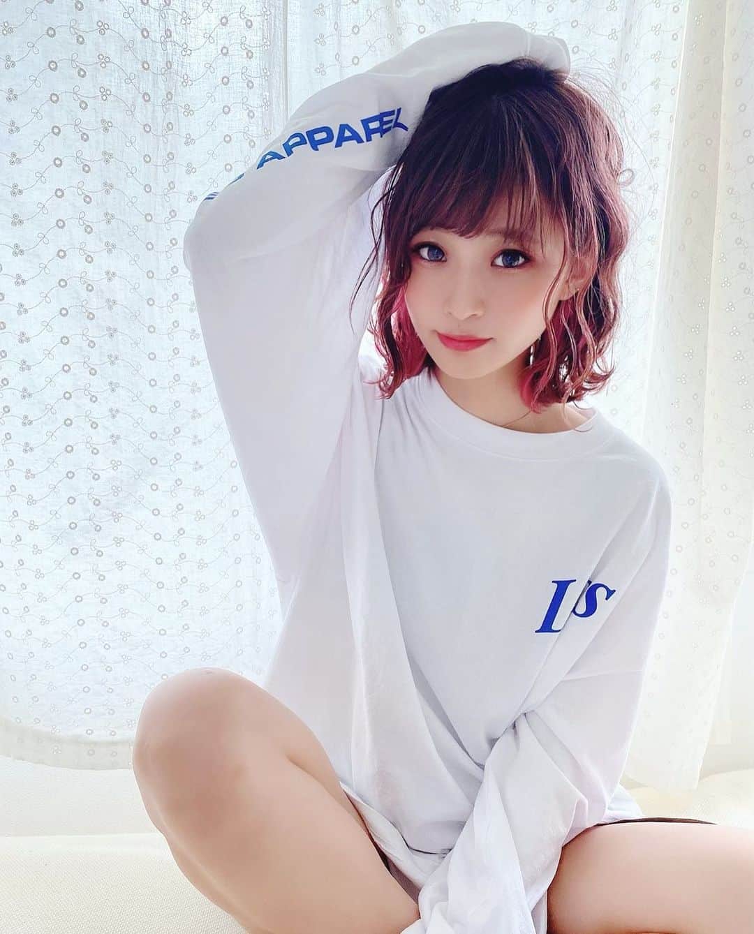 のインスタグラム：「久しぶりのスタジオ撮影だったので普段ではしないようなスポーティな格好😳 ・ ・ インナーのピンクも抜けてたから染め直してもらいました💓 ・ ・ ・  #いいね返し#f4f#l4l#サロンモデル#サロモ#撮影依頼募集中#グレージュ#透明感#ビジョビ#インフルエンサー#被写体#作品撮り #instagood#likeforlikes#followforfollowback#followme#follow4followback#ミスコン」