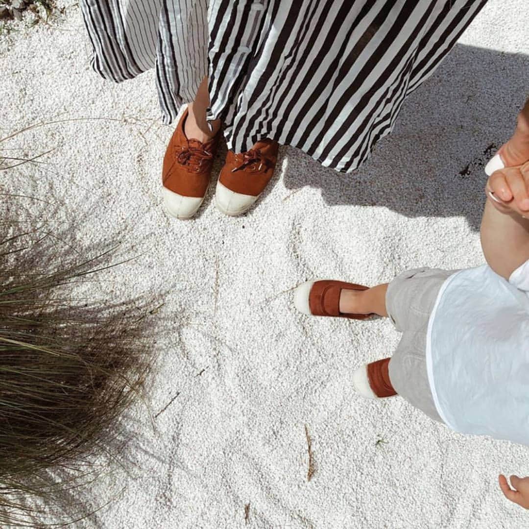 ベンシモンのインスタグラム：「Prolonger encore un petit peu l'été avec nos tennis iconiques... 🧡 ​🇬🇧 Extending the summer a little longer with our iconic tennis shoes... 🧡 ​📸 @wubaby19  ​#bensimon #tennisbensimon #tennis #tennisshoe」