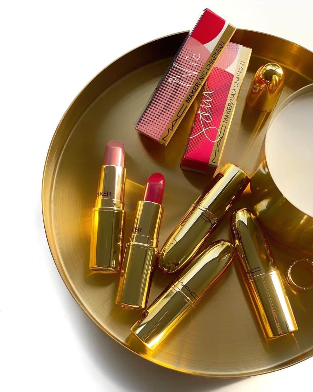 M∙A∙C Cosmetics Japanのインスタグラム：「暑さが続きますが、秋のメイクが気になるこの頃💭 洗練されたピーチカラーと、クラシカルなレッドカラーで、まずは口もとから秋の装いにアップデートを🍁💄  ㅤ ☑︎リップスティック 1枚目: ニック チャップマン(ピーチィ ヌード) 2枚目: サム チャップマン(ブルーイッシュ レッド) 税込¥3,630  ※公式オンライン先行販売中 ※9月18日(金) 全国発売 ㅤ 【公式オンラインショップ限定特典】 ☑︎初回ご購入のお客様へ10% OFFクーポンをプレゼント （クーポンコードwelcome）  ㅤ #MACメイカー #MACMAKER #MACCosmeticsJapan #MACCosmetics #MAC #MACコスメ #マックコスメ #コスメ#コスメ紹介#コスメ好き#コスメレポ #化粧品 #デパコス #コスメ部 #コスメマニア #メイク好き#メイク道具#美容大好き#美容好き#トレンドメイク#夏メイク#メイクテク#MACリップ#リップ#リップメイク#リップスティック#ボリューム#ぷっくり#リップマニア#マットリップ」