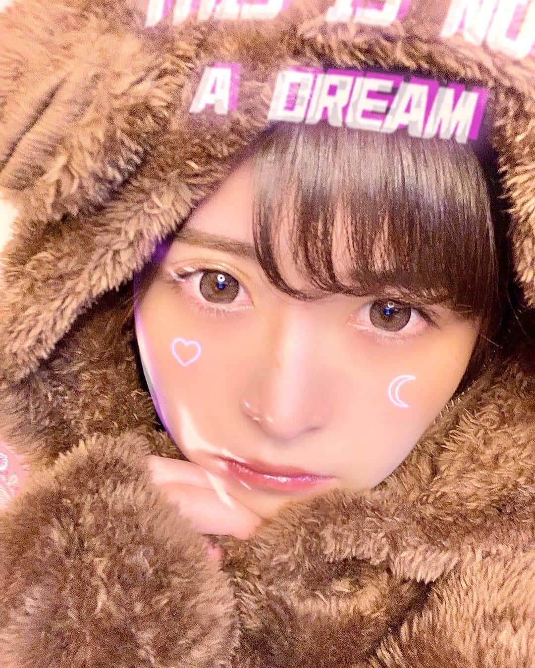 ぴちゅさんのインスタグラム写真 - (ぴちゅInstagram)「失敗🧸🐻⁉️⇧の🧡と右上の🏷しおりマーク【２つ】タップして下さったら教えて下さい🥺💗﻿ ﻿ ﻿ ﻿ （その２つが非常に嬉しいのです🐸♡）﻿ ﻿ ﻿ ﻿ ☝️🏻２つのタップ後、絵文字コメントもぜひです🙇🏻‍♀️﻿ 【質問】モコモコ好きですか❓❓﻿ 教えてください！✍🏻✍🏻✍🏻（返信させて下さい🙇🏻‍♀️）﻿ ﻿ ⬇️⬇️⬇️本日の文章はもう少し下にあります⬇️⬇️⬇️ ﻿ ﻿ ﻿ ﻿ ​───────​─❌❌❌───​──────﻿ ・ネット上胡散臭くてごめんなさい﻿ ・写真は奇跡の一枚で、実物はどぶねずみです﻿ ・ぴちゅという名前で呼ばれています﻿ ・声非常に低く、クシャミは驚かれるレベルです﻿ ​───────​─❌❌❌───​──────﻿ ﻿ 動画は計４００万、﻿ フォロワー計１４万名、インスタは４５,０００名になりました。﻿ 本当に嬉しいです。いつも誠にありがとうございます。﻿ よく言われるマイナスイメージ❌は👇🏻をご覧下さい。﻿ 最近も１,４００～５,０００名程の方々いいね、﻿ ２００～５００件程のコメントありがとうございます。（数枚除く）﻿ ﻿ ✱ストーリーやフィードでのタグ付けも嬉しいです！﻿ いいねさせていただいております😭🙏🏻❤︎.*﻿ ﻿ ​───────​───────​───────﻿ ﻿ ﻿ ﻿ ⬇️⬇️⬇️皆さまこんばんわ。やっと本日の本文です⬇️⬇️⬇️﻿ ﻿ ﻿ ﻿ 🧸⁉️﻿ ﻿ 🐻⁉️﻿ ﻿ ʕ̡̢̡ʘ̅͟͜͡ʘ̲̅ʔ̢̡̢⁉️﻿ ﻿ くまです。﻿ （3つ目くまには見えぬ…👽）﻿ ﻿ みなさまこんばんわ。 唯一もっているアニマルパジャマです。﻿ あたたくて気持ちよさそうだったので…☺️へへ﻿ ﻿ フード被らなければモコモコブラウンパジャマ。﻿ 涼しいところでモコモコに包まれると﻿ 気持ちよくないですか❓モコモコ好きですか❓﻿ ﻿ ﻿ わたしは、好きです。 暑がりですが。 （家の中でもギャッツビーを背中に貼り付けています👽❌）﻿  ※右にスワイプするとゲームが…！ 失敗作😂 ﻿ ﻿ 👇🏻﻿ ﻿ ​───────​───────​───────﻿ ﻿ Tiktokアプリでpichu921のフォローをお待ちしています。﻿ （フォロー後ぜひ教えて下さい！）﻿ 変顔ばかりですが…🤮﻿ ３万名の方フォローありがとうございます。﻿ こんな動画みたい、などあれば教えて下さい！﻿ チャレンジします！﻿ ﻿ pajamas belleさん♡﻿ ここのパジャマはデザイン可愛くて﻿ お気に入りばかりです☺️﻿ またUPします！﻿ ﻿ ​───────​───────​───────﻿ ﻿ ※先日の9このコラージュ画像投稿に﻿ 🏅会社、サイバーエージェントや﻿ ABEMA（AbemaTV）でいただきました﻿ 表彰🥇反省点❌﻿ 仕事について記載しております。﻿ その左上画像投稿は﻿ いいね４,６００名コメント４６０件﻿ ありがとうございます😞🙏🏻❤︎.*﻿ ﻿ ​───────​───────​───────﻿ ﻿ 「仕事内容＆－１２㌔ダイエットについて」は﻿  @pichu921 を押してプロフィールを参照下さいませ🙇🏻‍♀️﻿ 「よくいただく質問」や「マイナスイメージ❌」﻿ については、インスタのプロフィール下の﻿ ハイライトタイトル【🚹❌質問へ】へ🙇🏻‍♀️﻿ ﻿ ​───────​───────​───────﻿ ﻿ 🔔通知がすぐに届く方法🔔﻿ @pichu921 を押して【メッセージ】の横の﻿ 【フォローする】を押すと【フォロー中▽】となり、﻿ ここをもう一度押すと【お知らせ】があります。﻿ そのチェックを全てONにすると、﻿ 通知が届くようになります☑️﻿ 早いコメントは基本返信させていただいております。﻿ ぜひ、お待ちしております🙇🏻‍♀️ ﻿ ﻿ ​───────​───────​─────── ﻿ ﻿ ※実はいいねして下さった方の投稿を、﻿ たまにいいねさせて頂いております…🤫㊙️﻿ ﻿  #パーソナルカラー #イエベ #パジャマ #おしゃれ好き #メイク好きさんと繋がりたい #洋服好きな人と繋がりたい #おとなかわいい なコーデが好き#メイク好き #おしゃれになりたい #カフェすきな人と繋がりたい #ブルベ ともでました一体なにべなのでしょう。。」9月8日 21時14分 - pichu921