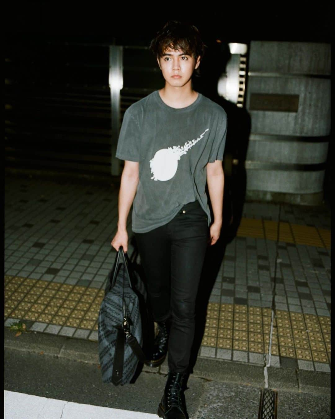 片寄涼太さんのインスタグラム写真 - (片寄涼太Instagram)「Here’s a street shot with one of my favorite handbags. 🧳✨ What a pleasure that this gift was from one of my favorite brands in Paris...🇫🇷🎁　 @givenchyofficial  #withmyfavorites  #ExpressMyMind  #Tokyo  ------------------ ※About 《#withmyfavorites》 Just for fun, I put together my own style with some of my favorite things. With a few amazing creators, we went out on the streets and got some sick snapshots.  Hope you enjoy them!!  ------------------ 僕のお気に入りのアイテムを合わせて 仲間のクリエイター達と遊び感覚でストリートスナップをしました！ 楽しんでいただけたらと思います☻」9月8日 21時14分 - ryota_katayose__official