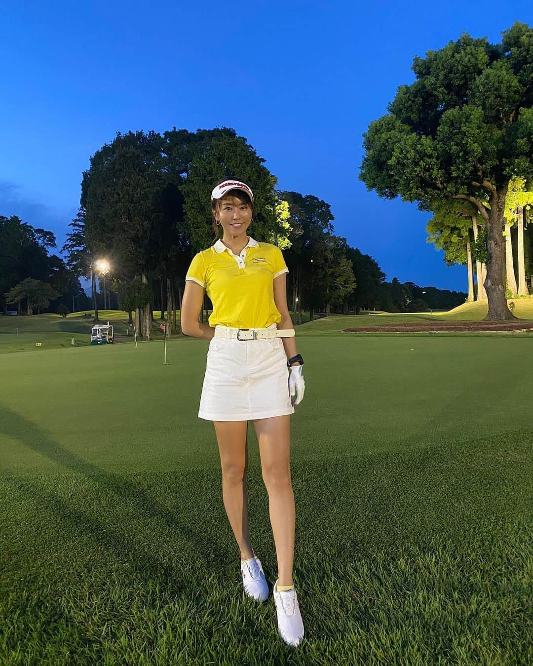 佐野真彩さんのインスタグラム写真 - (佐野真彩Instagram)「ちょっと前のナイターゴルフ⛳️ ナイターゴルフ何年ぶりでしょう😲 （この日が2回目）  この日はバンカーやアプローチの練習も出来ました☺️💭 ボールははじめから探すのを諦めた為、サクサク回っています。笑  ナイターゴルフの必需品は、沢山のボールと虫除けスプレー🦟💥  何気にこの夏1番夏らしいファッションでラウンド出来ました☺️💛笑  明日、ラウンド行くのでこの日練習したものが活かせますように👏✨✨  おやすみなさい😴  #いつもは日焼け対策で不審者スタイル #ナイターゴルフ　#ゴルフ女子　#kissonthegreen  #キャロウェイ女子 #マーベリック　#成田の森」9月8日 21時25分 - sano.maya