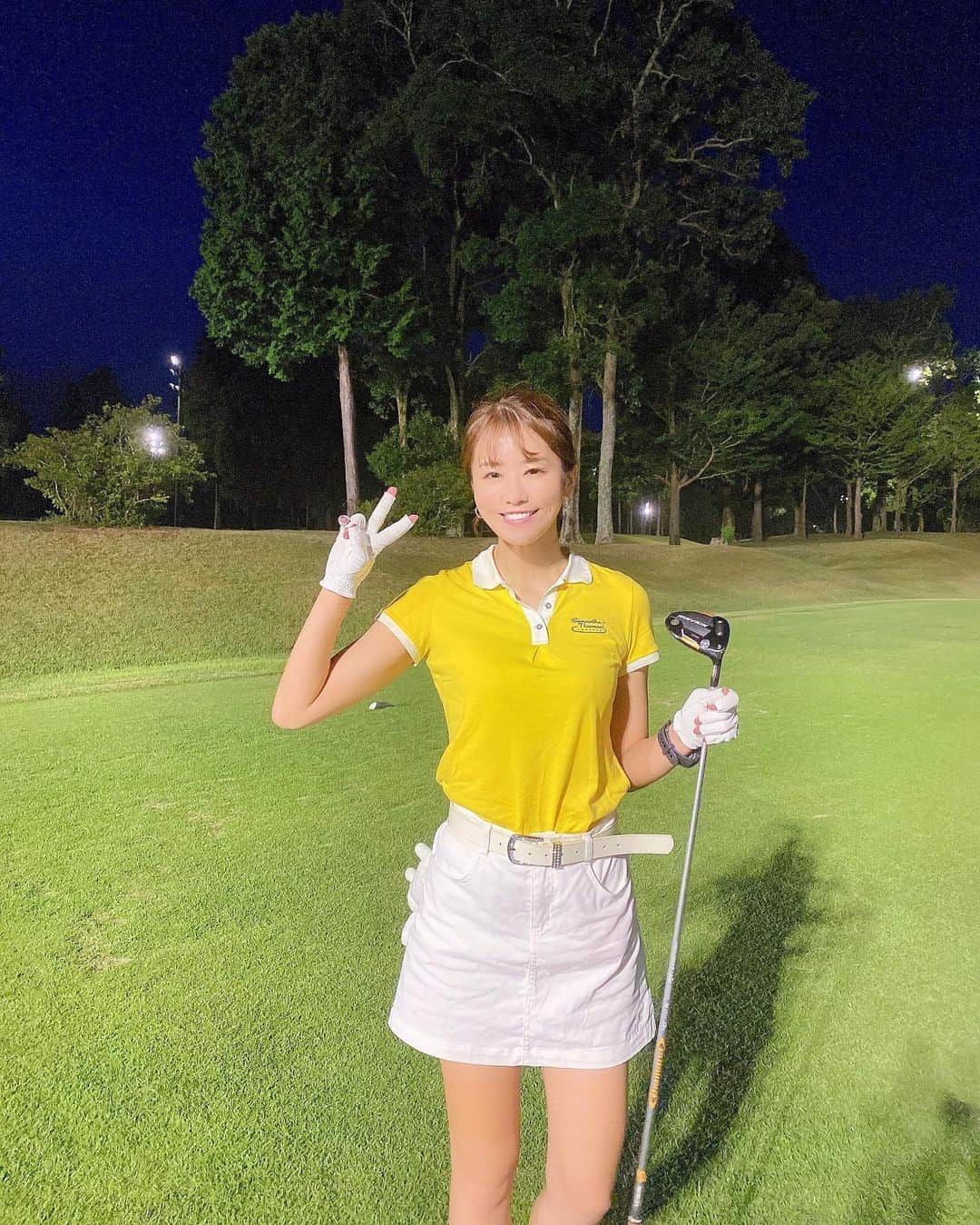 佐野真彩さんのインスタグラム写真 - (佐野真彩Instagram)「ちょっと前のナイターゴルフ⛳️ ナイターゴルフ何年ぶりでしょう😲 （この日が2回目）  この日はバンカーやアプローチの練習も出来ました☺️💭 ボールははじめから探すのを諦めた為、サクサク回っています。笑  ナイターゴルフの必需品は、沢山のボールと虫除けスプレー🦟💥  何気にこの夏1番夏らしいファッションでラウンド出来ました☺️💛笑  明日、ラウンド行くのでこの日練習したものが活かせますように👏✨✨  おやすみなさい😴  #いつもは日焼け対策で不審者スタイル #ナイターゴルフ　#ゴルフ女子　#kissonthegreen  #キャロウェイ女子 #マーベリック　#成田の森」9月8日 21時25分 - sano.maya