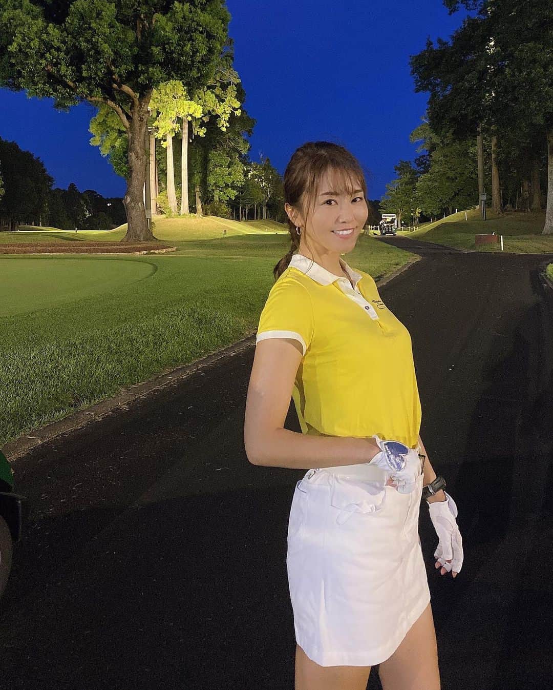 佐野真彩さんのインスタグラム写真 - (佐野真彩Instagram)「ちょっと前のナイターゴルフ⛳️ ナイターゴルフ何年ぶりでしょう😲 （この日が2回目）  この日はバンカーやアプローチの練習も出来ました☺️💭 ボールははじめから探すのを諦めた為、サクサク回っています。笑  ナイターゴルフの必需品は、沢山のボールと虫除けスプレー🦟💥  何気にこの夏1番夏らしいファッションでラウンド出来ました☺️💛笑  明日、ラウンド行くのでこの日練習したものが活かせますように👏✨✨  おやすみなさい😴  #いつもは日焼け対策で不審者スタイル #ナイターゴルフ　#ゴルフ女子　#kissonthegreen  #キャロウェイ女子 #マーベリック　#成田の森」9月8日 21時25分 - sano.maya