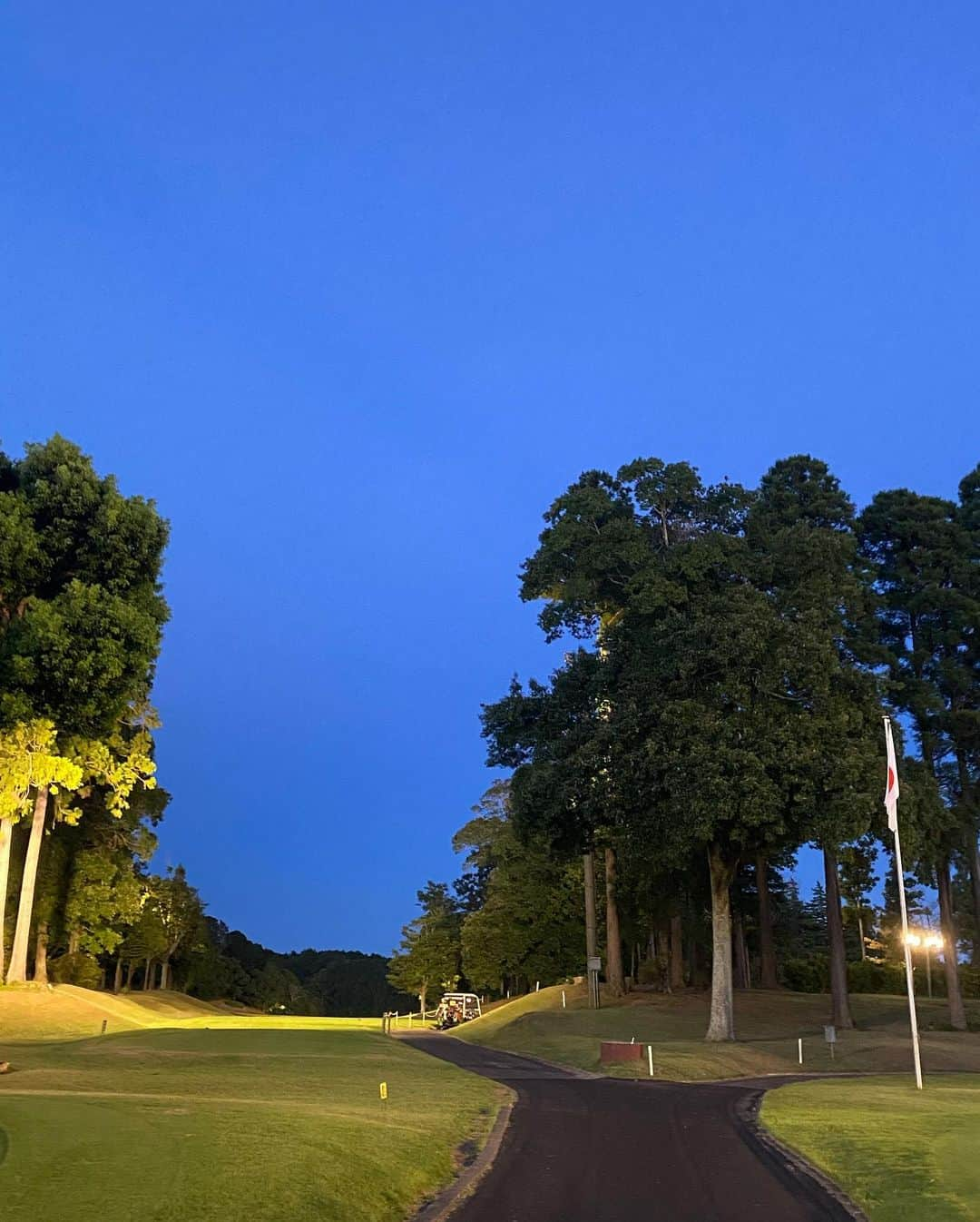 佐野真彩さんのインスタグラム写真 - (佐野真彩Instagram)「ちょっと前のナイターゴルフ⛳️ ナイターゴルフ何年ぶりでしょう😲 （この日が2回目）  この日はバンカーやアプローチの練習も出来ました☺️💭 ボールははじめから探すのを諦めた為、サクサク回っています。笑  ナイターゴルフの必需品は、沢山のボールと虫除けスプレー🦟💥  何気にこの夏1番夏らしいファッションでラウンド出来ました☺️💛笑  明日、ラウンド行くのでこの日練習したものが活かせますように👏✨✨  おやすみなさい😴  #いつもは日焼け対策で不審者スタイル #ナイターゴルフ　#ゴルフ女子　#kissonthegreen  #キャロウェイ女子 #マーベリック　#成田の森」9月8日 21時25分 - sano.maya