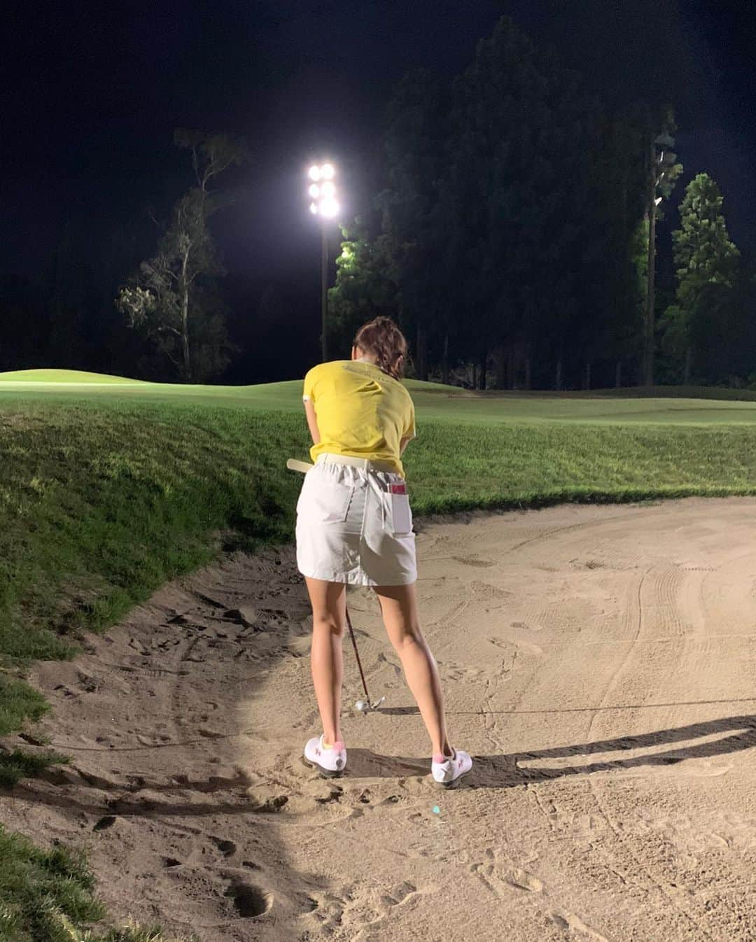 佐野真彩さんのインスタグラム写真 - (佐野真彩Instagram)「ちょっと前のナイターゴルフ⛳️ ナイターゴルフ何年ぶりでしょう😲 （この日が2回目）  この日はバンカーやアプローチの練習も出来ました☺️💭 ボールははじめから探すのを諦めた為、サクサク回っています。笑  ナイターゴルフの必需品は、沢山のボールと虫除けスプレー🦟💥  何気にこの夏1番夏らしいファッションでラウンド出来ました☺️💛笑  明日、ラウンド行くのでこの日練習したものが活かせますように👏✨✨  おやすみなさい😴  #いつもは日焼け対策で不審者スタイル #ナイターゴルフ　#ゴルフ女子　#kissonthegreen  #キャロウェイ女子 #マーベリック　#成田の森」9月8日 21時25分 - sano.maya